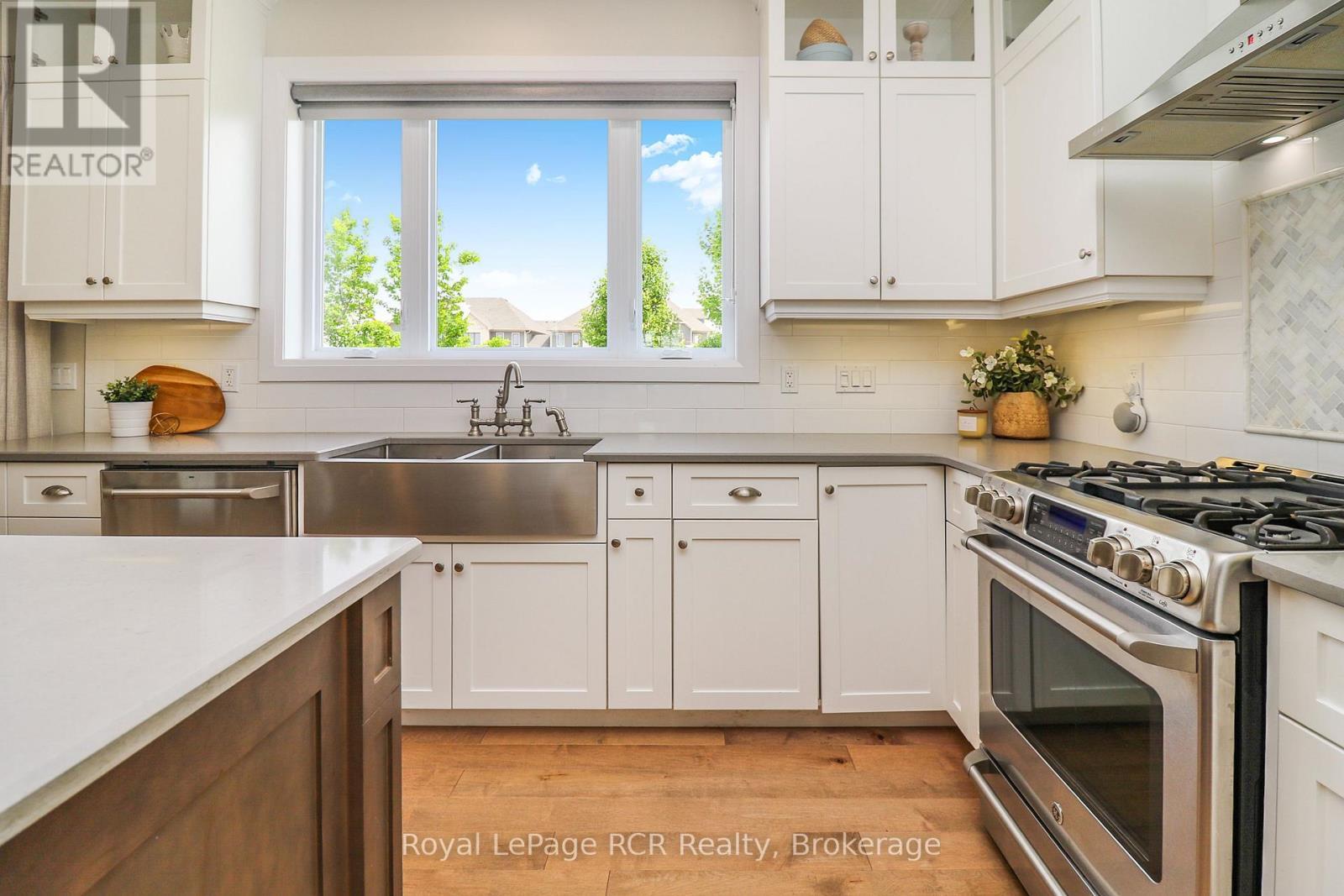 












7 PORTLAND STREET

,
Collingwood,




Ontario
L9Y2L3

