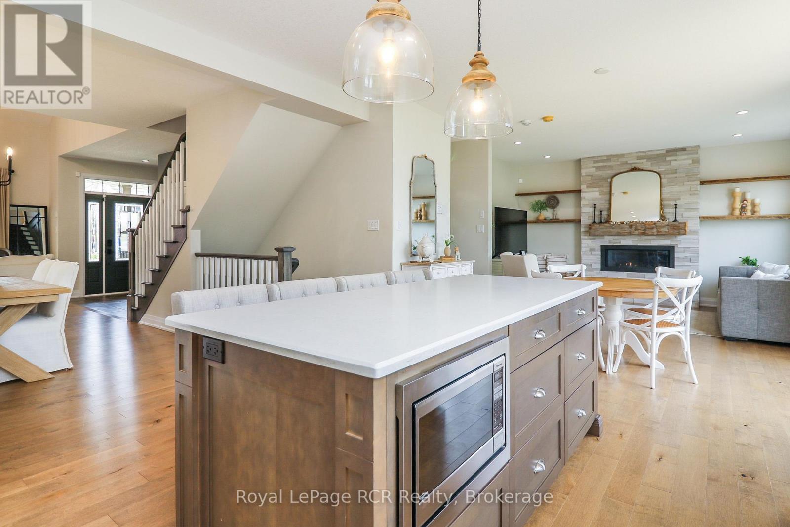 












7 PORTLAND STREET

,
Collingwood,




Ontario
L9Y2L3

