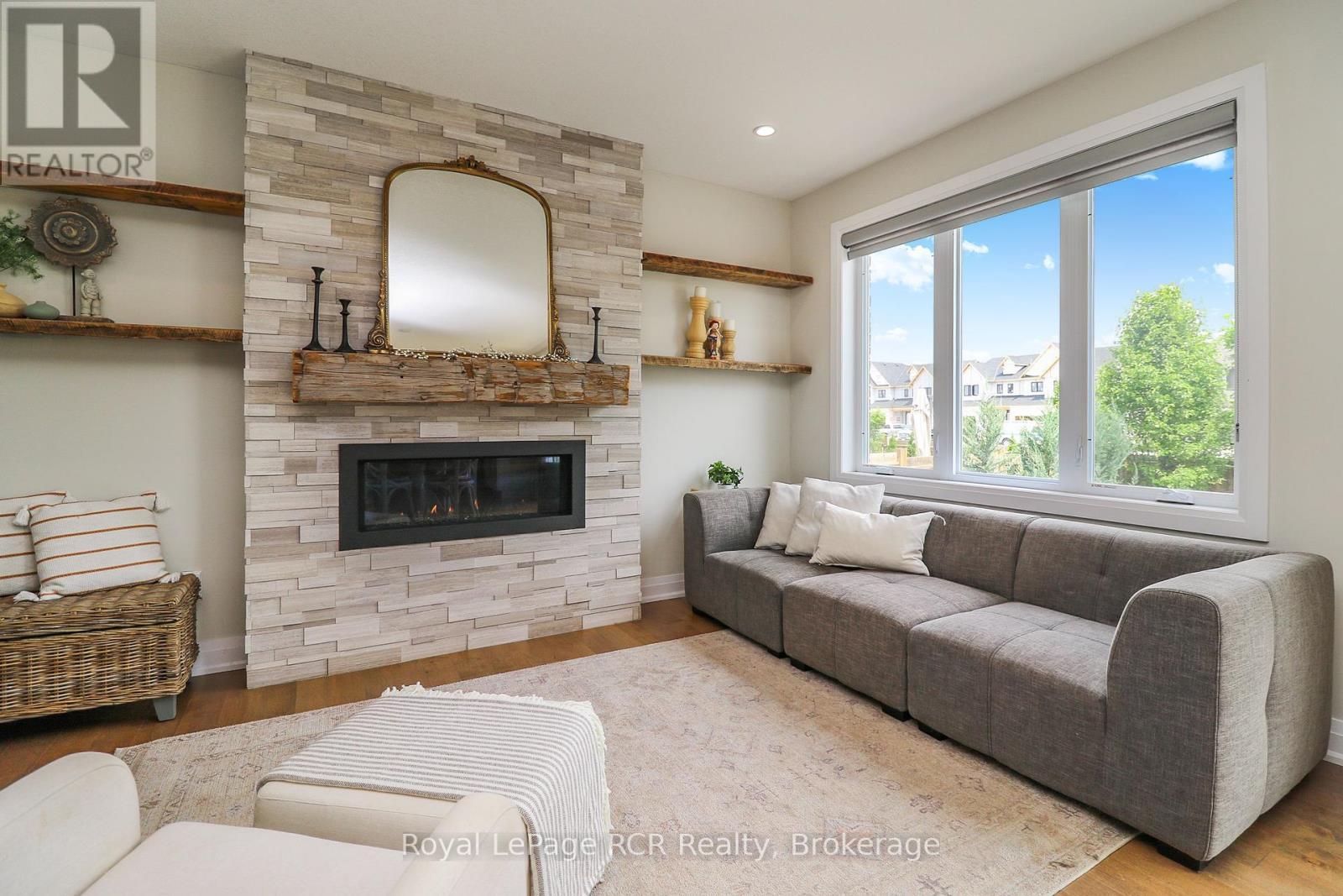 












7 PORTLAND STREET

,
Collingwood,




Ontario
L9Y2L3

