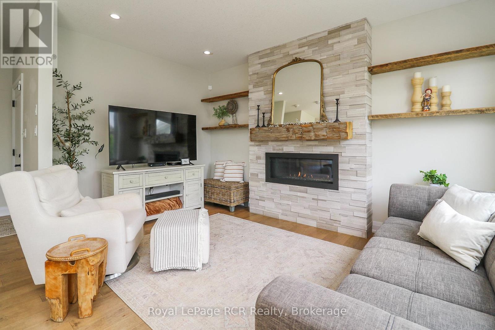 












7 PORTLAND STREET

,
Collingwood,




Ontario
L9Y2L3

