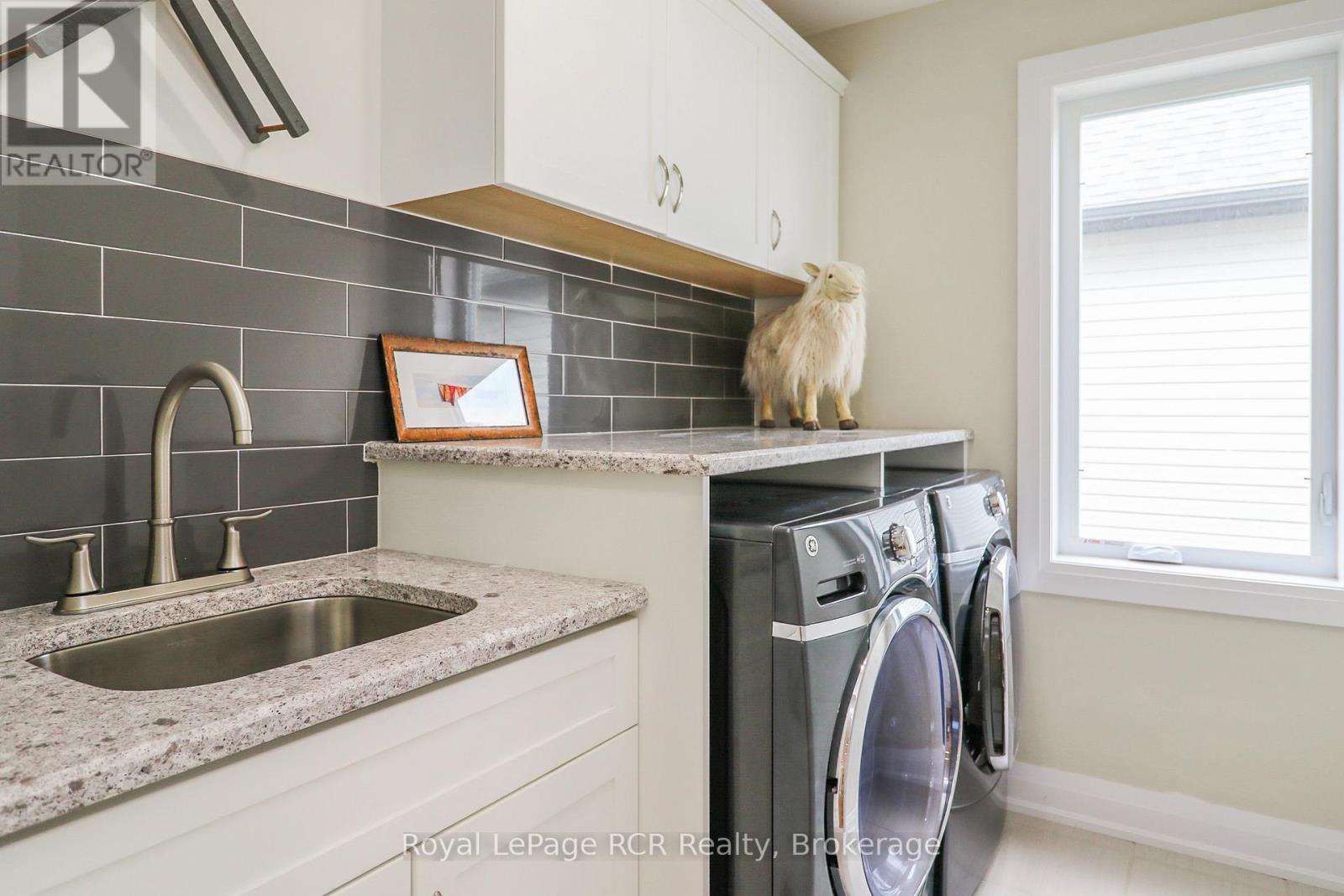 












7 PORTLAND STREET

,
Collingwood,




Ontario
L9Y2L3

