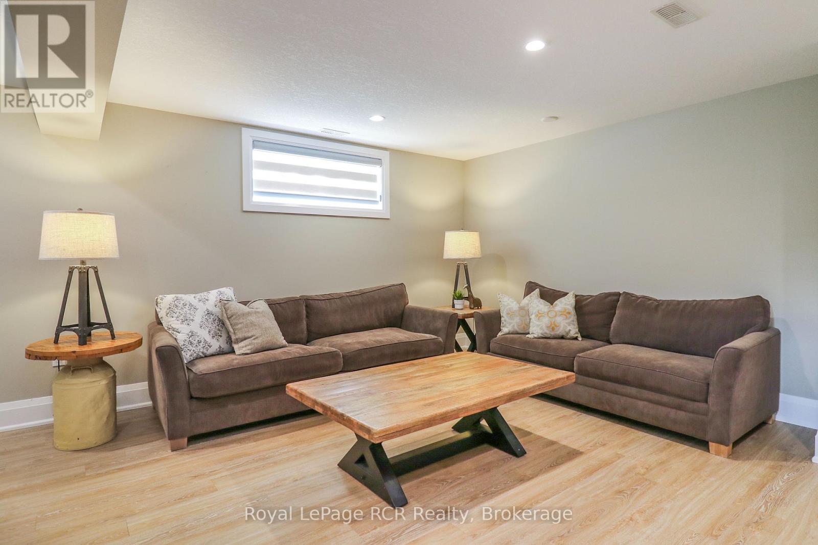 












7 PORTLAND STREET

,
Collingwood,




Ontario
L9Y2L3

