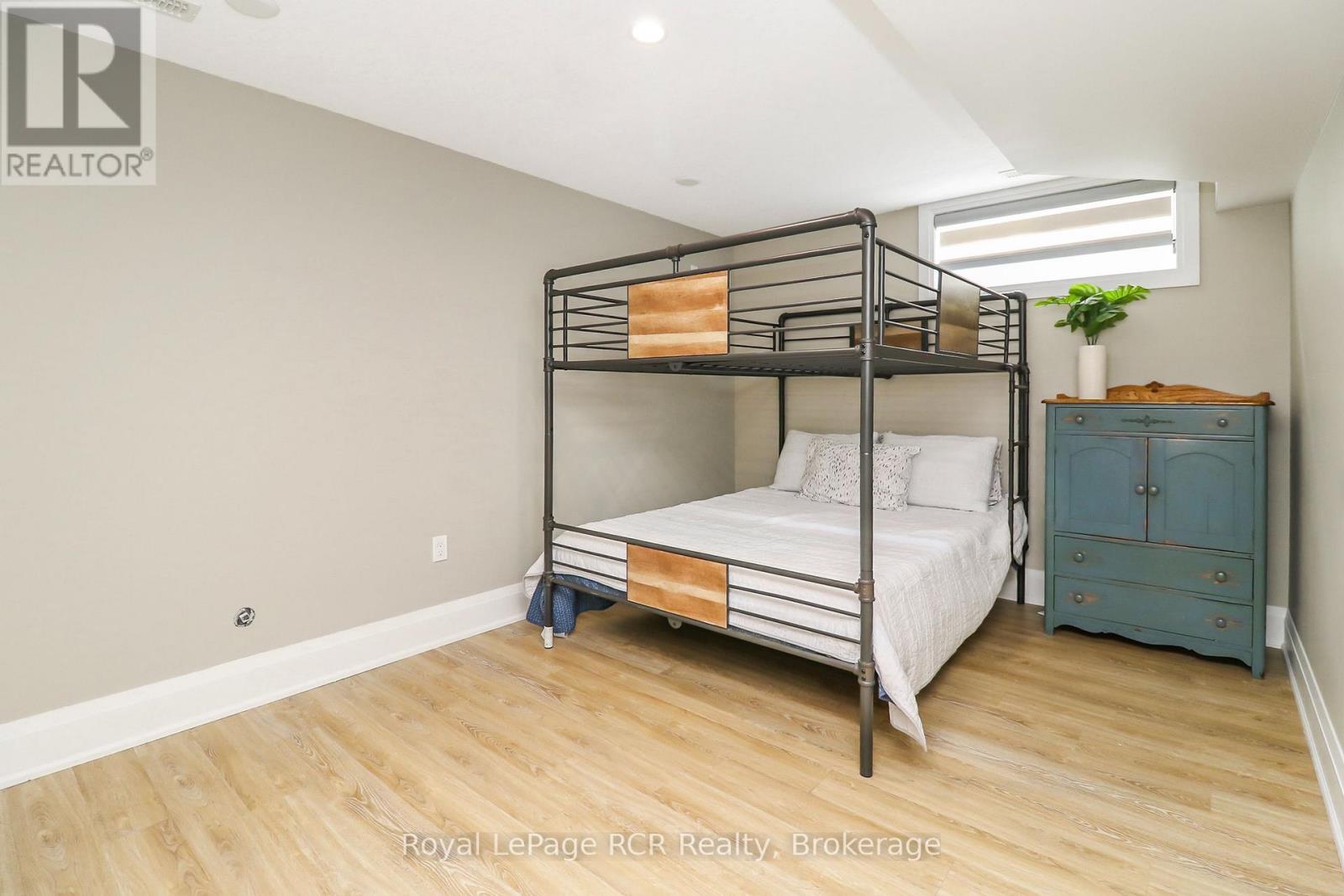












7 PORTLAND STREET

,
Collingwood,




Ontario
L9Y2L3

