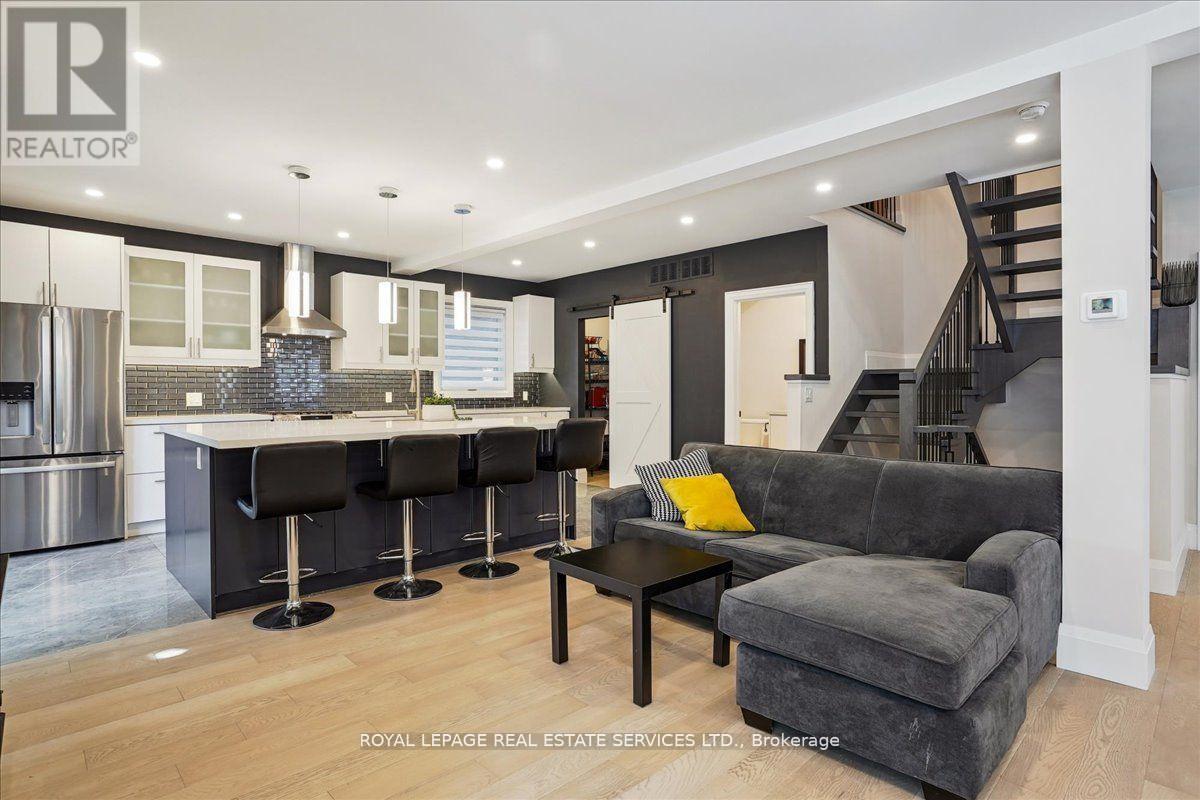 












24 PEEL STREET N

,
Hamilton,




Ontario
L9H2Z9

