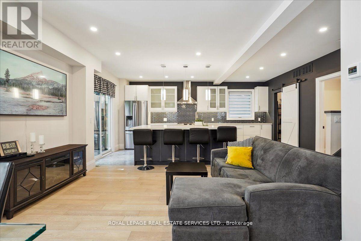 












24 PEEL STREET N

,
Hamilton,




Ontario
L9H2Z9

