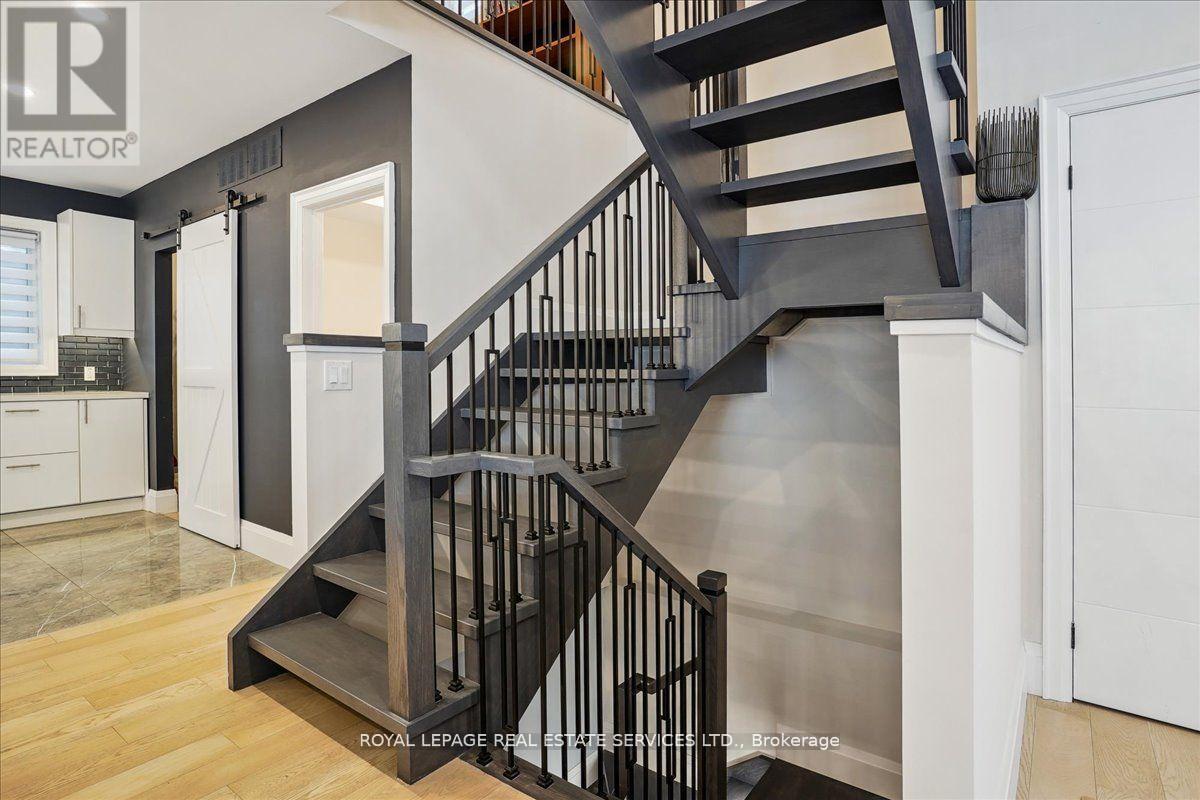 












24 PEEL STREET N

,
Hamilton,




Ontario
L9H2Z9

