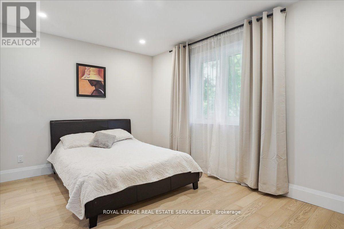 












24 PEEL STREET N

,
Hamilton,




Ontario
L9H2Z9

