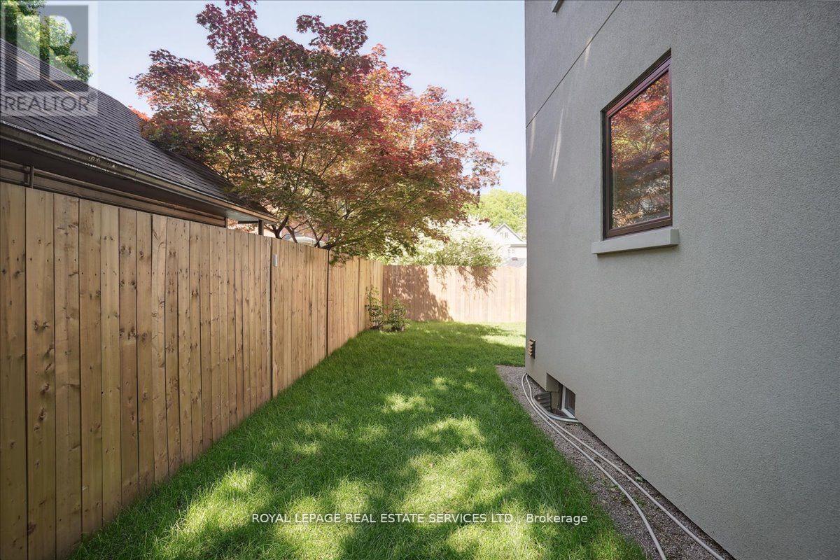












24 PEEL STREET N

,
Hamilton,




Ontario
L9H2Z9

