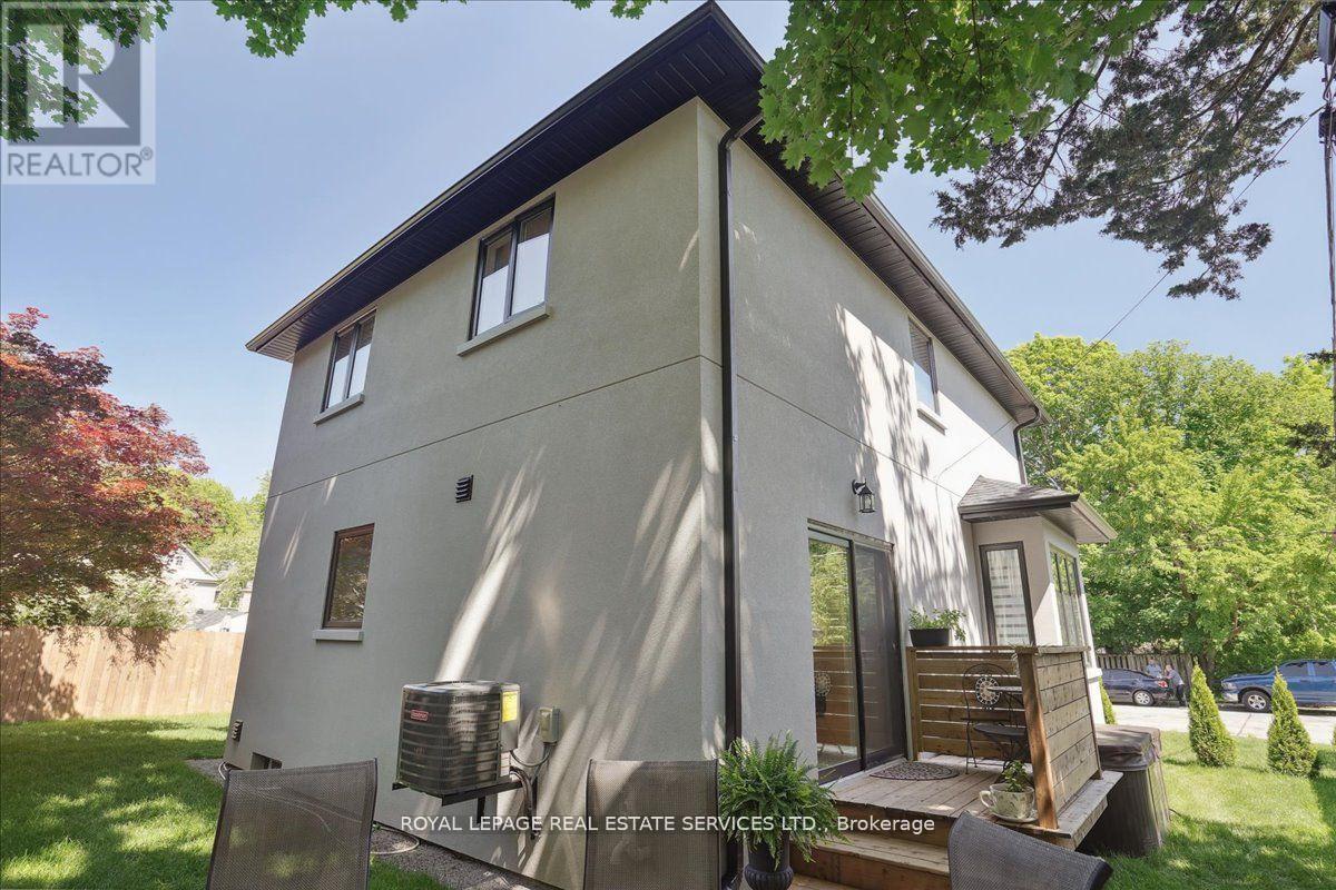 












24 PEEL STREET N

,
Hamilton,




Ontario
L9H2Z9


