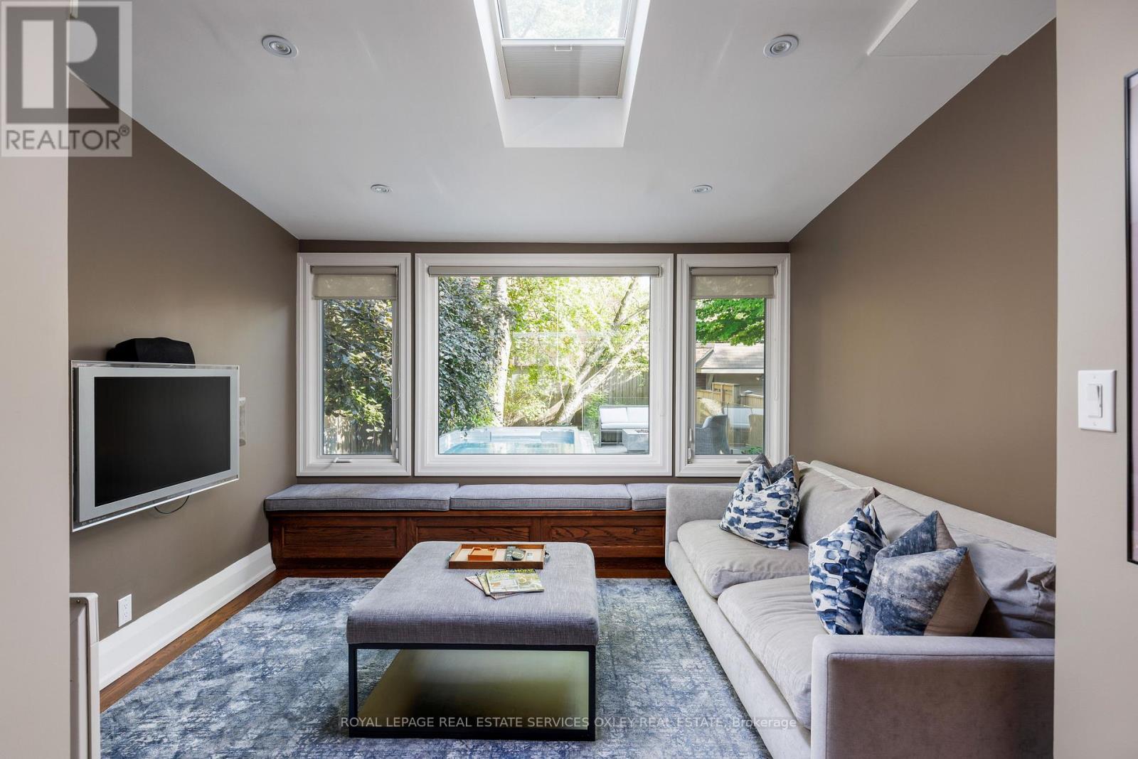 












9 LYNWOOD AVENUE

,
Toronto,




Ontario
M4V1K3

