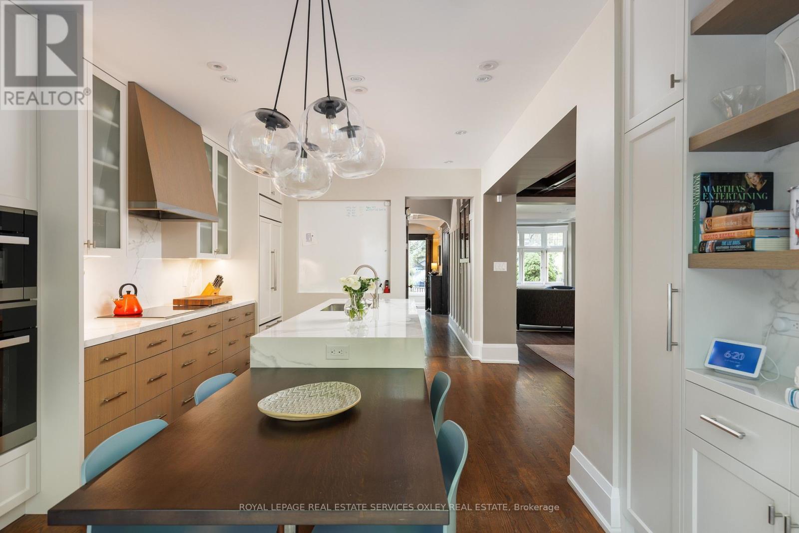 












9 LYNWOOD AVENUE

,
Toronto,




Ontario
M4V1K3

