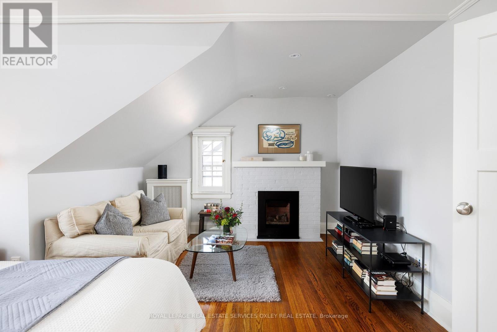 












9 LYNWOOD AVENUE

,
Toronto,




Ontario
M4V1K3

