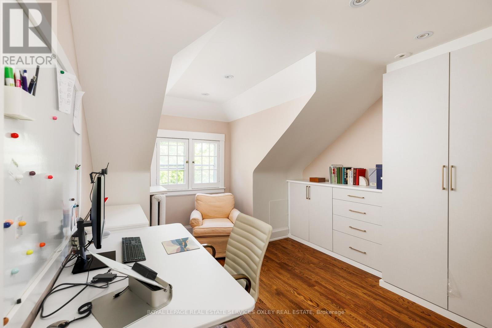 












9 LYNWOOD AVENUE

,
Toronto,




Ontario
M4V1K3

