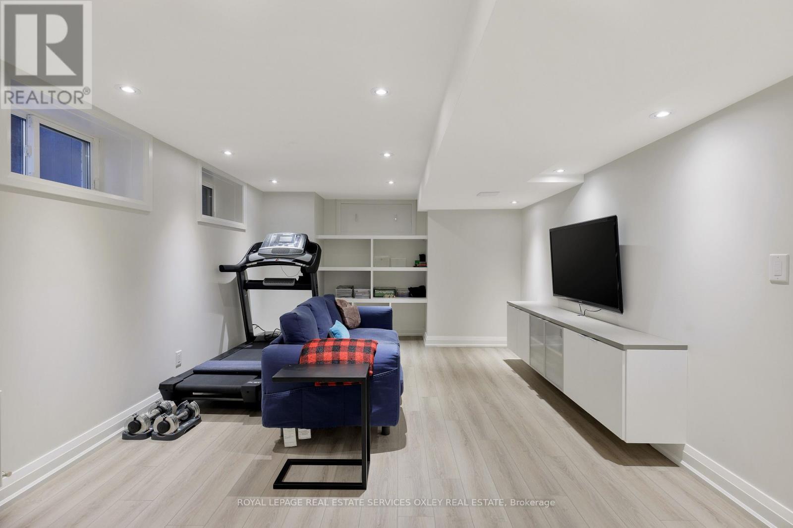 












9 LYNWOOD AVENUE

,
Toronto,




Ontario
M4V1K3

