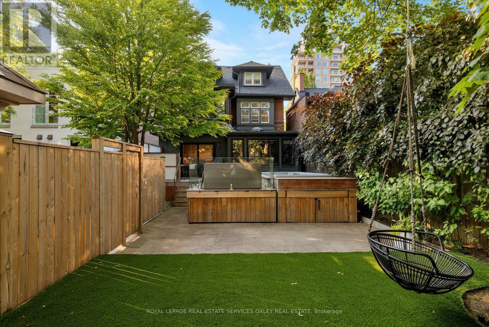 












9 LYNWOOD AVENUE

,
Toronto,




Ontario
M4V1K3

