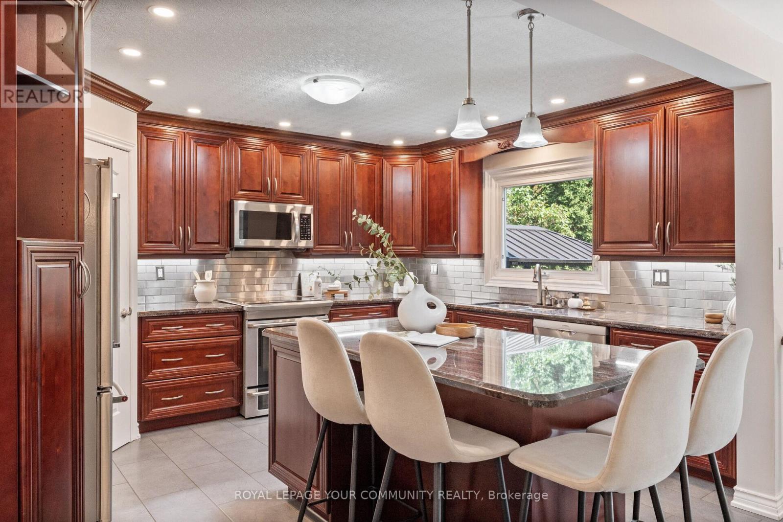












261 CORNER RIDGE ROAD

,
Aurora,




Ontario
L4G6L6

