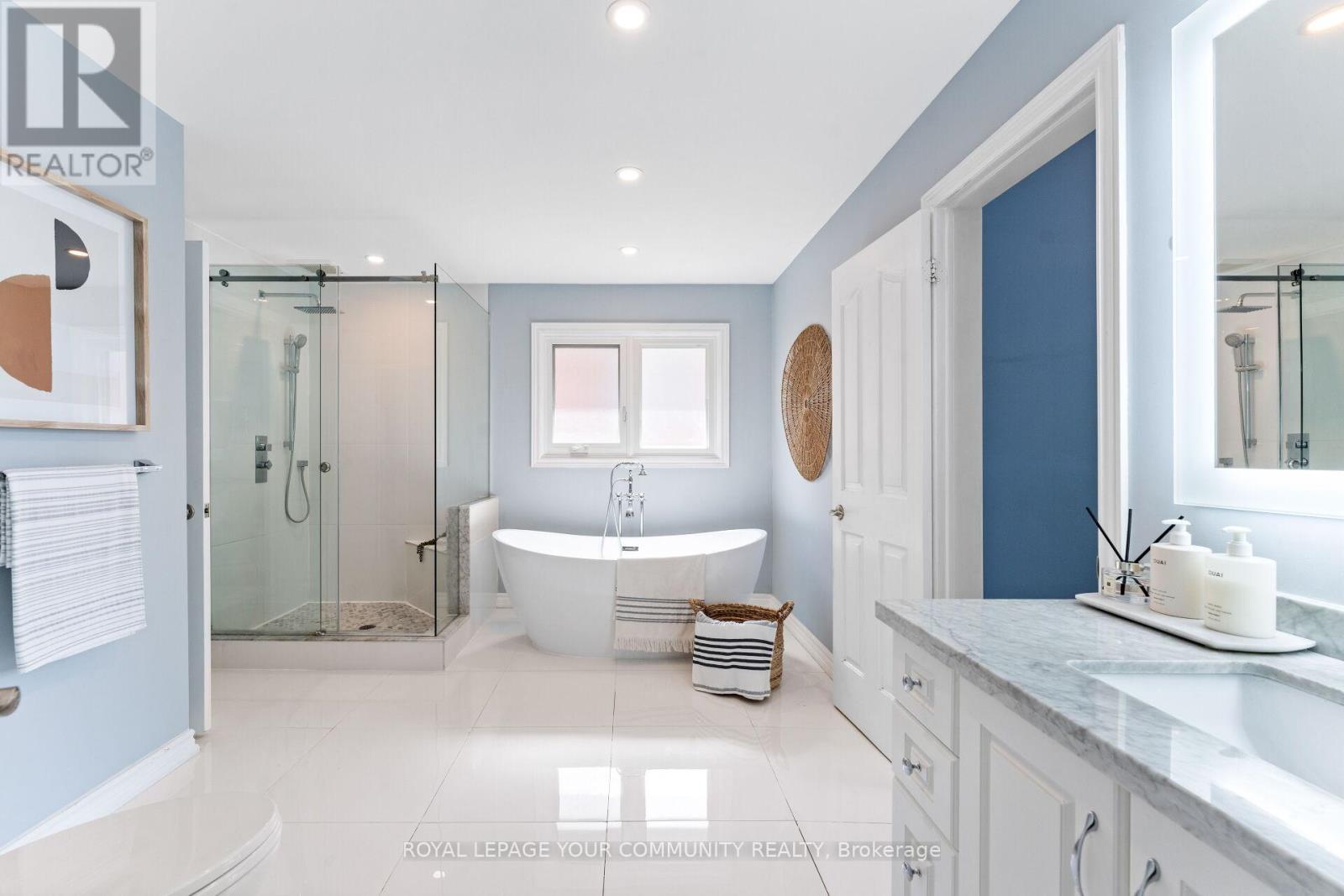 












261 CORNER RIDGE ROAD

,
Aurora,




Ontario
L4G6L6

