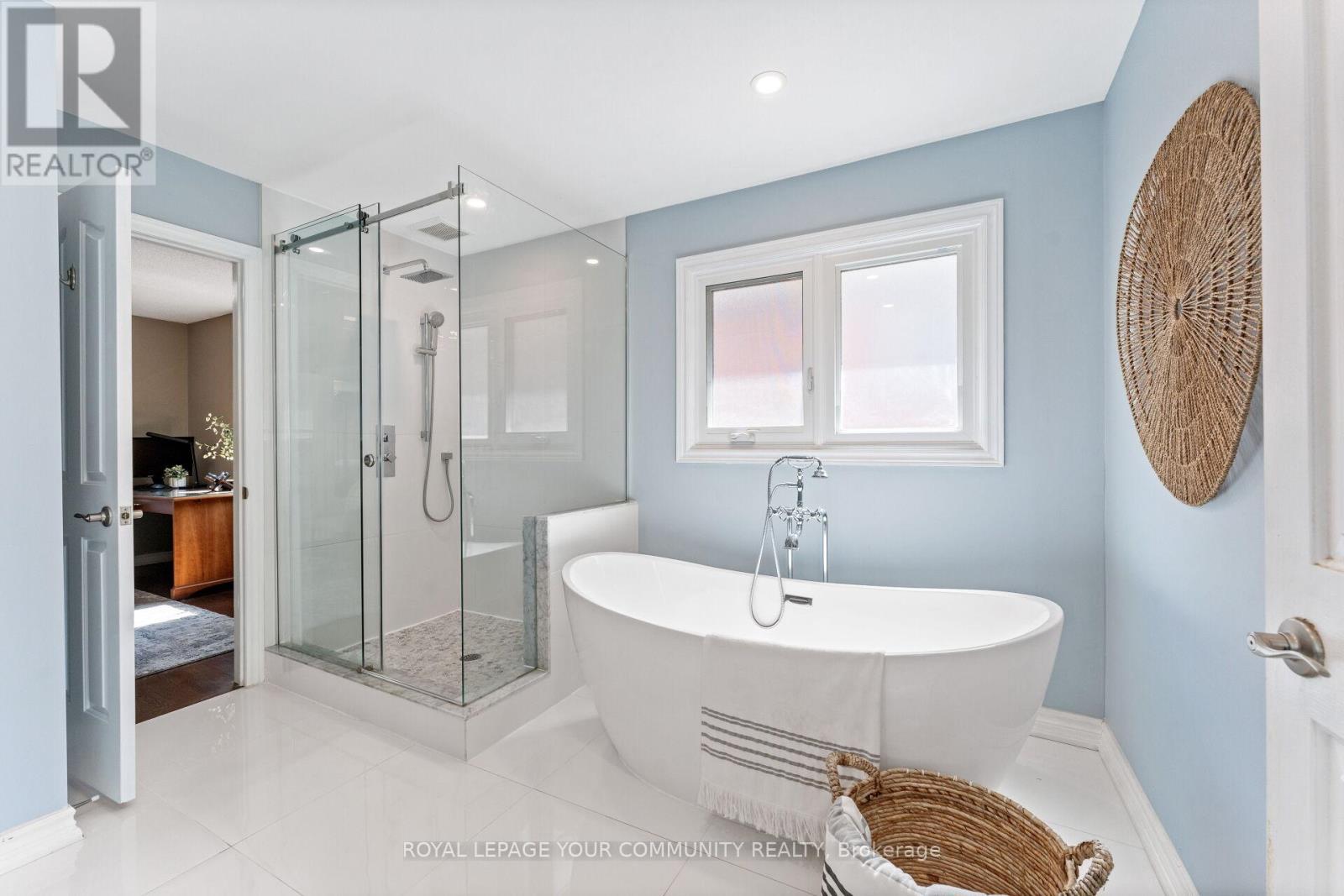 












261 CORNER RIDGE ROAD

,
Aurora,




Ontario
L4G6L6

