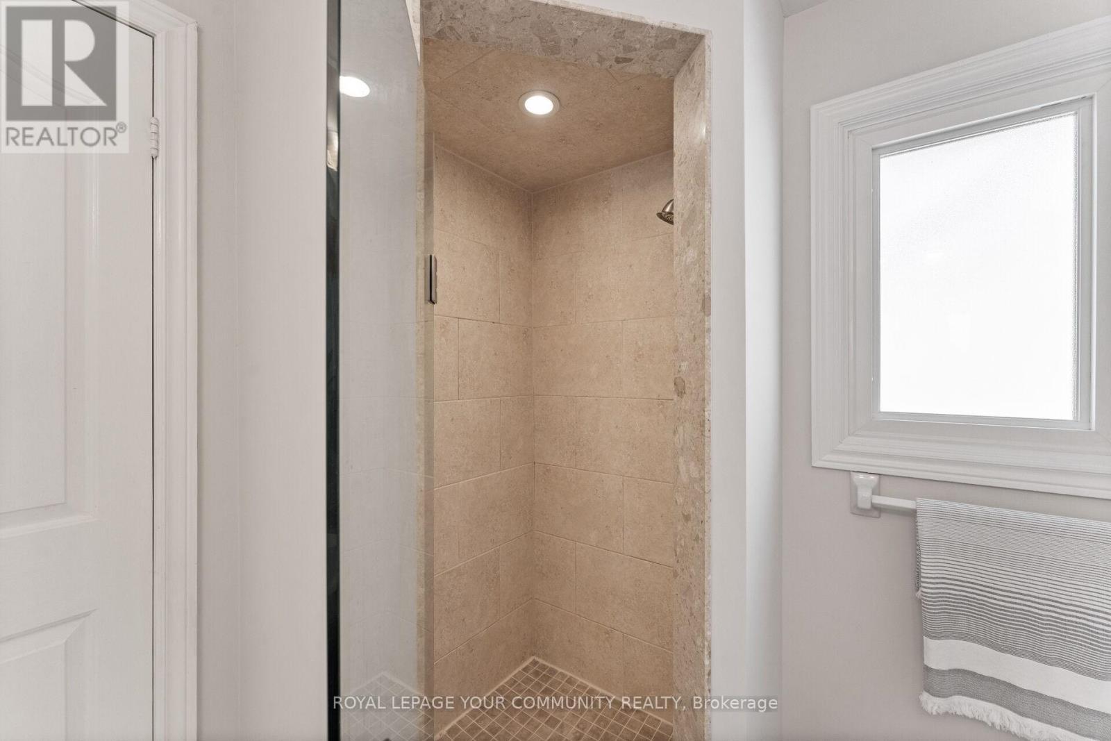 












261 CORNER RIDGE ROAD

,
Aurora,




Ontario
L4G6L6

