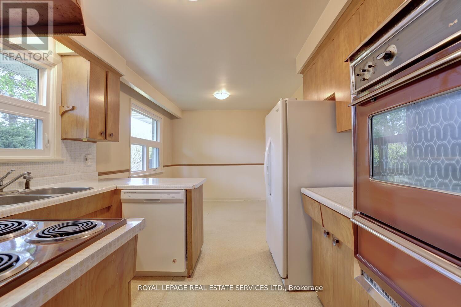 












39 PETTIT DRIVE

,
Toronto,




Ontario
M9R2W6

