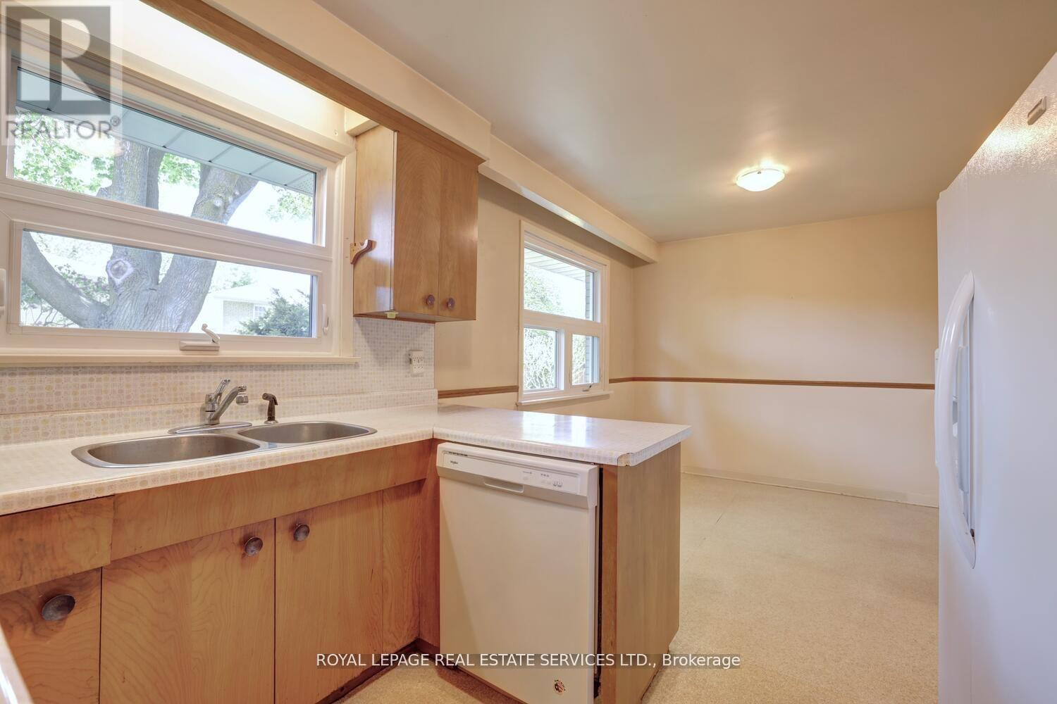 












39 PETTIT DRIVE

,
Toronto,




Ontario
M9R2W6

