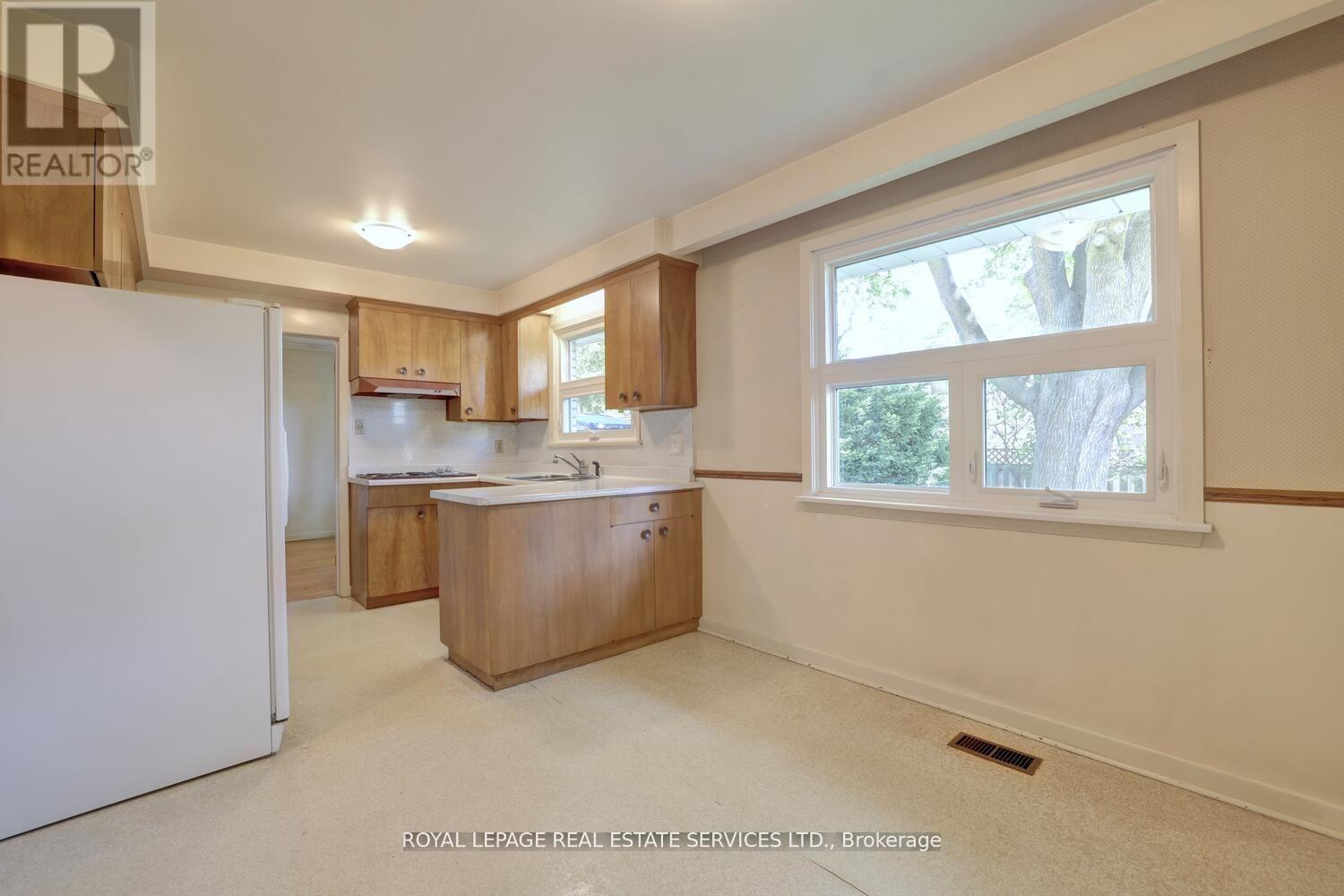












39 PETTIT DRIVE

,
Toronto,




Ontario
M9R2W6

