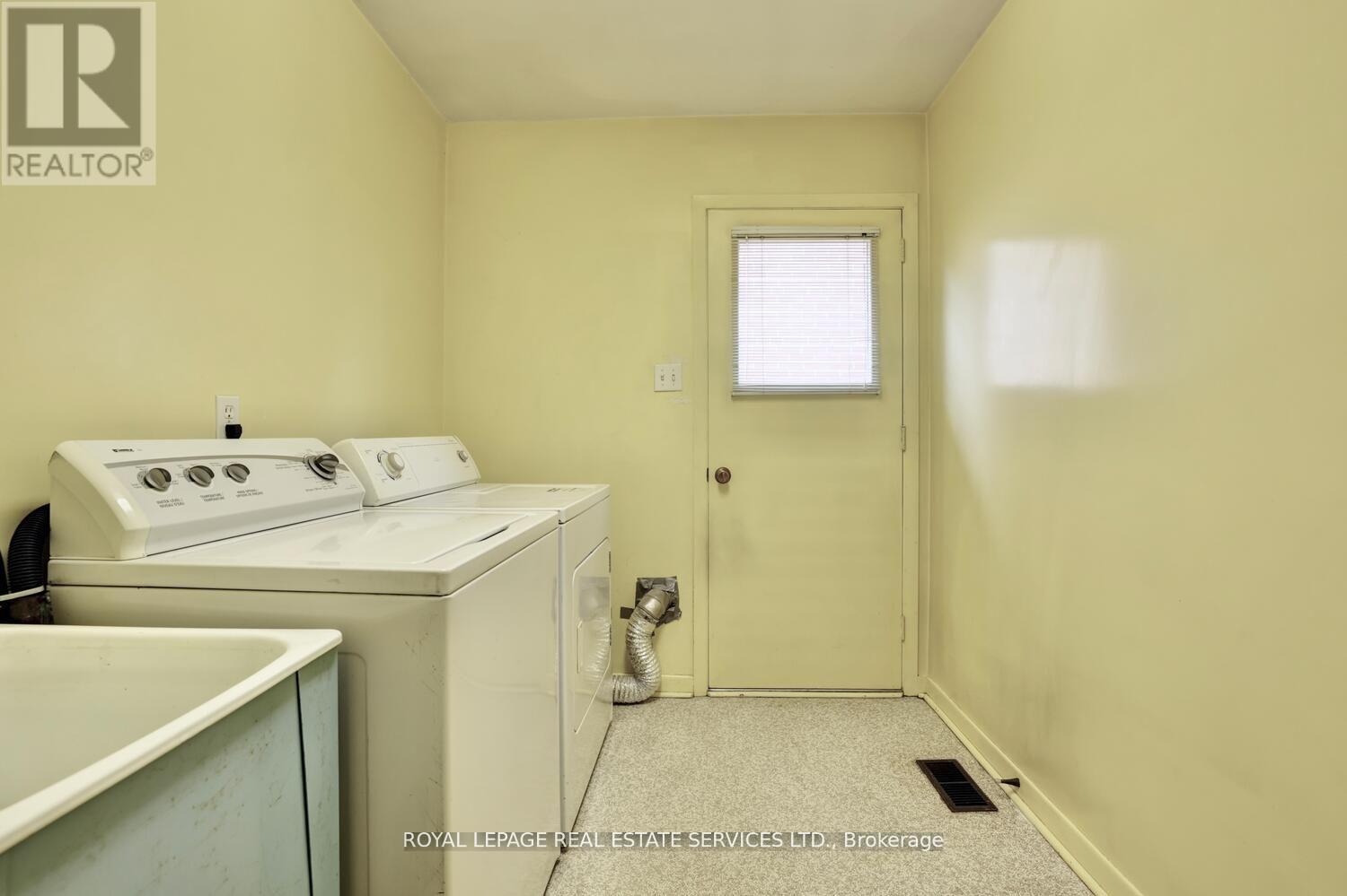 












39 PETTIT DRIVE

,
Toronto,




Ontario
M9R2W6

