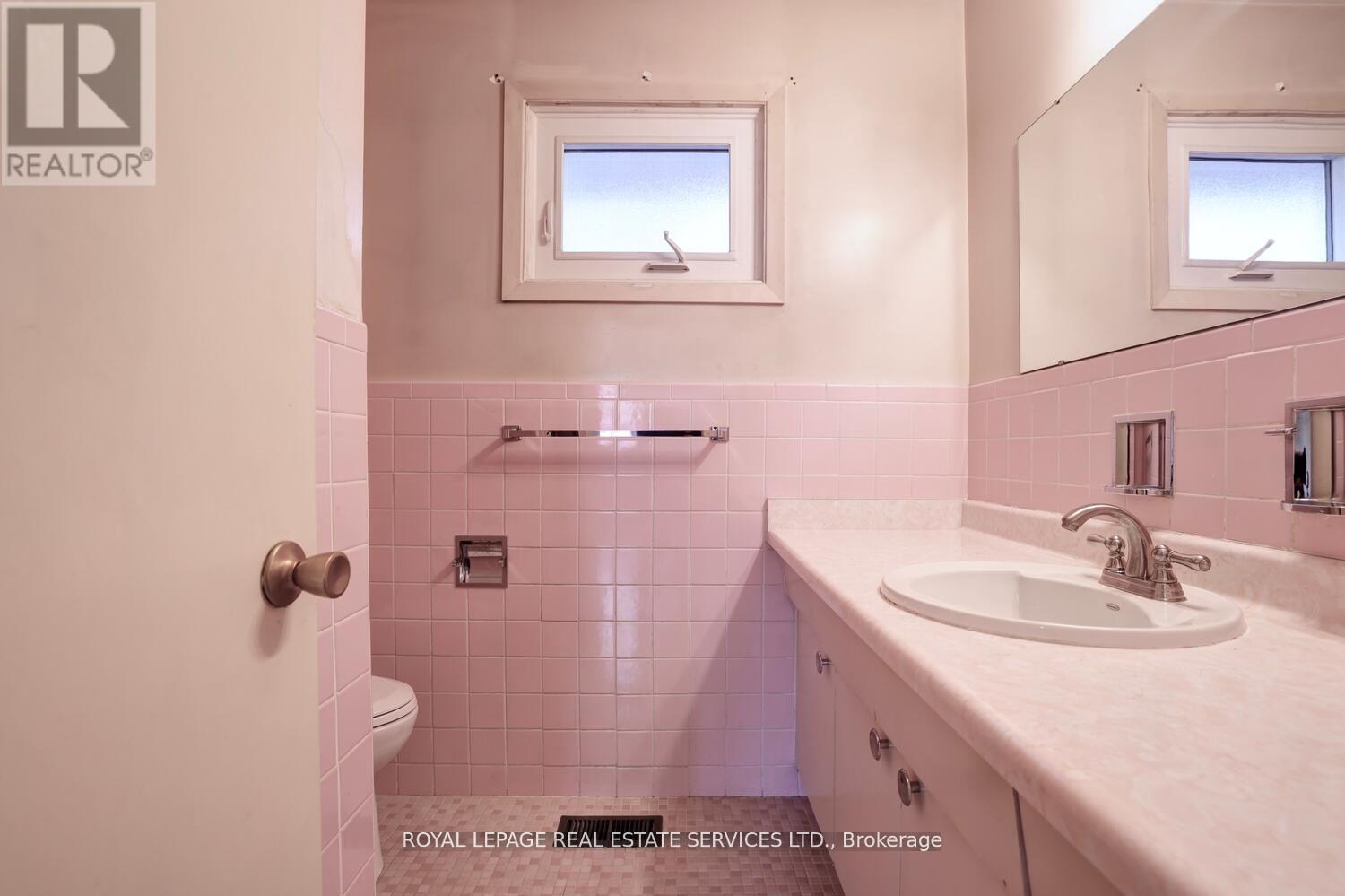 












39 PETTIT DRIVE

,
Toronto,




Ontario
M9R2W6

