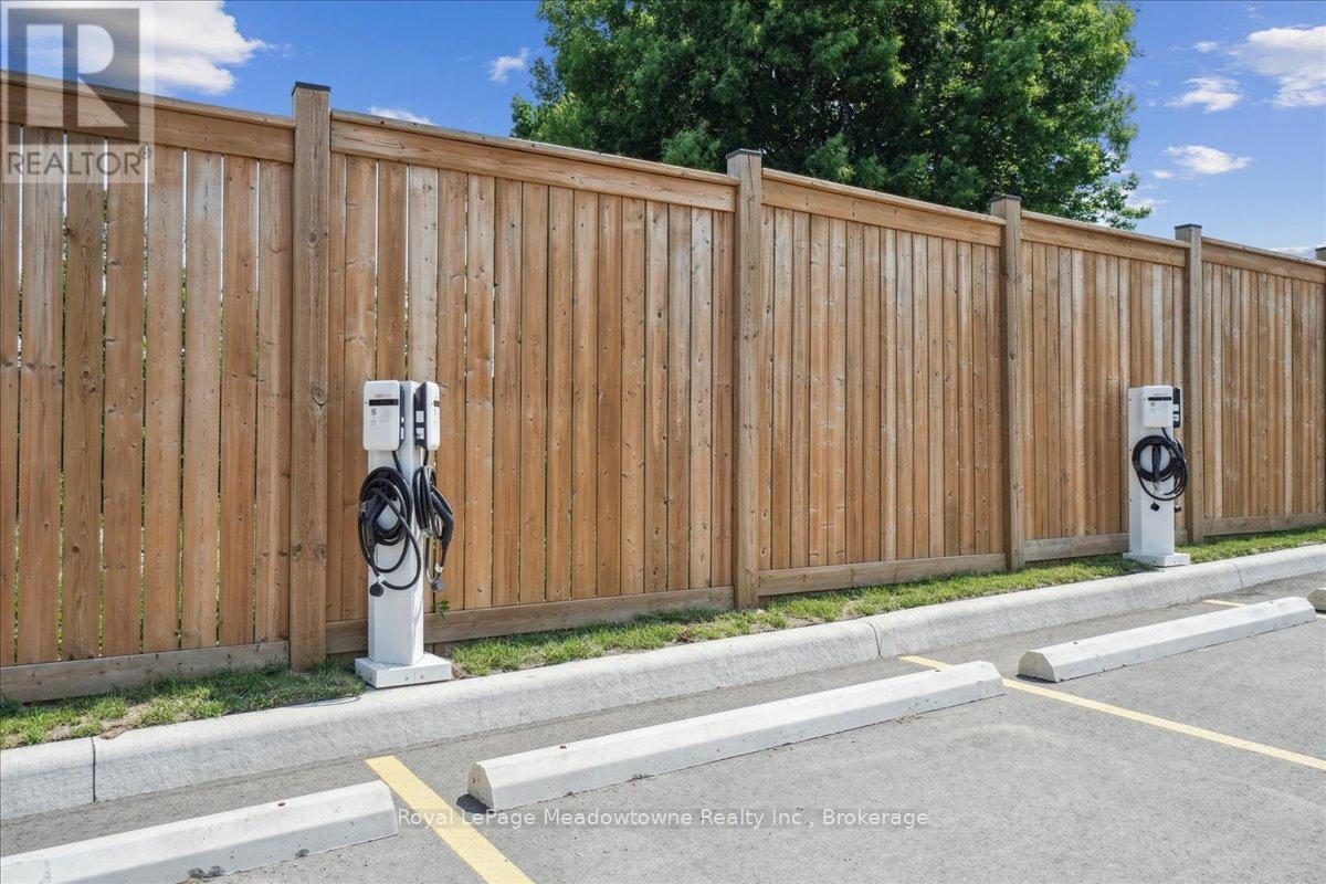 












321 - 120 HURON STREET

,
Guelph (St. Patrick's Ward),




Ontario
N1E0T8


