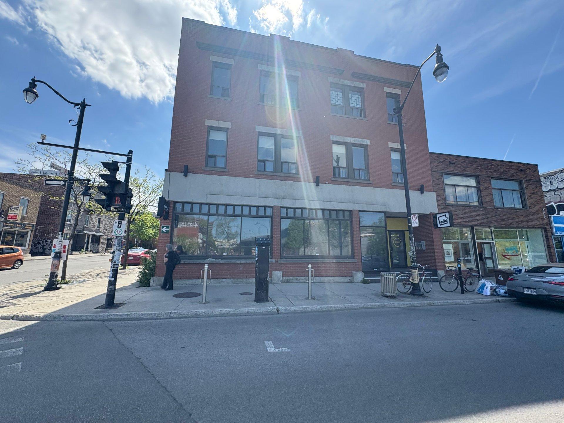 









5800

 - 5804


Boul. St-Laurent

,
Montréal (Villeray/Saint-Michel/Parc-Extension),




QC
H2T1T3


