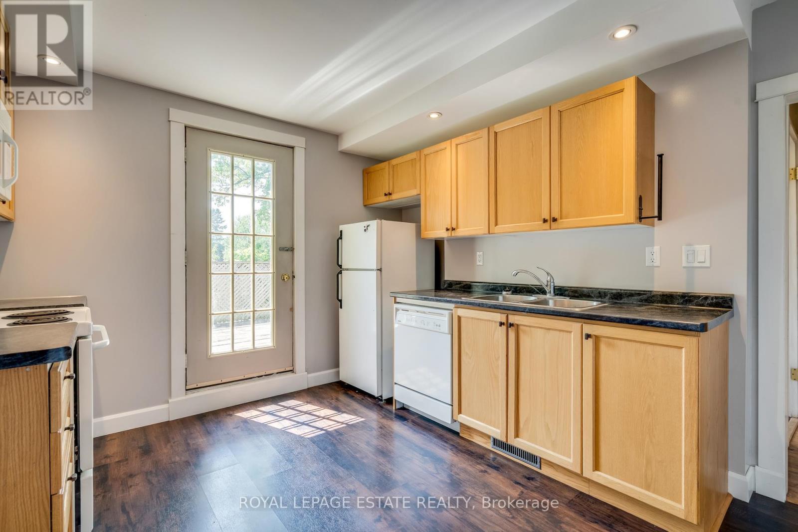 












54 KENILWORTH AVENUE

,
Toronto,




Ontario
M4L3S5

