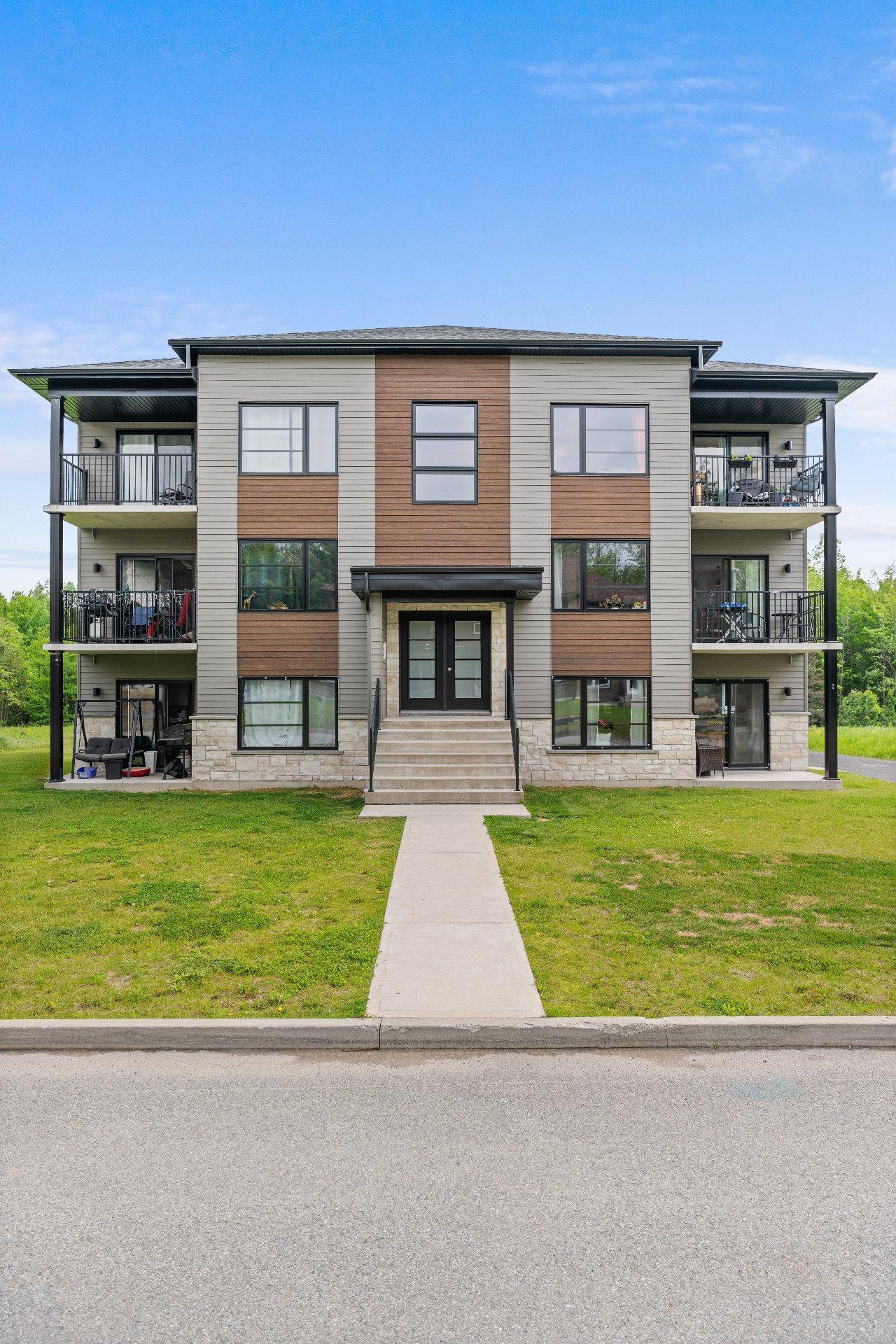 









124


Rue St-Pierre

, 2,
Saint-François-Xavier-de-Brompton,




QC
J0B2V0

