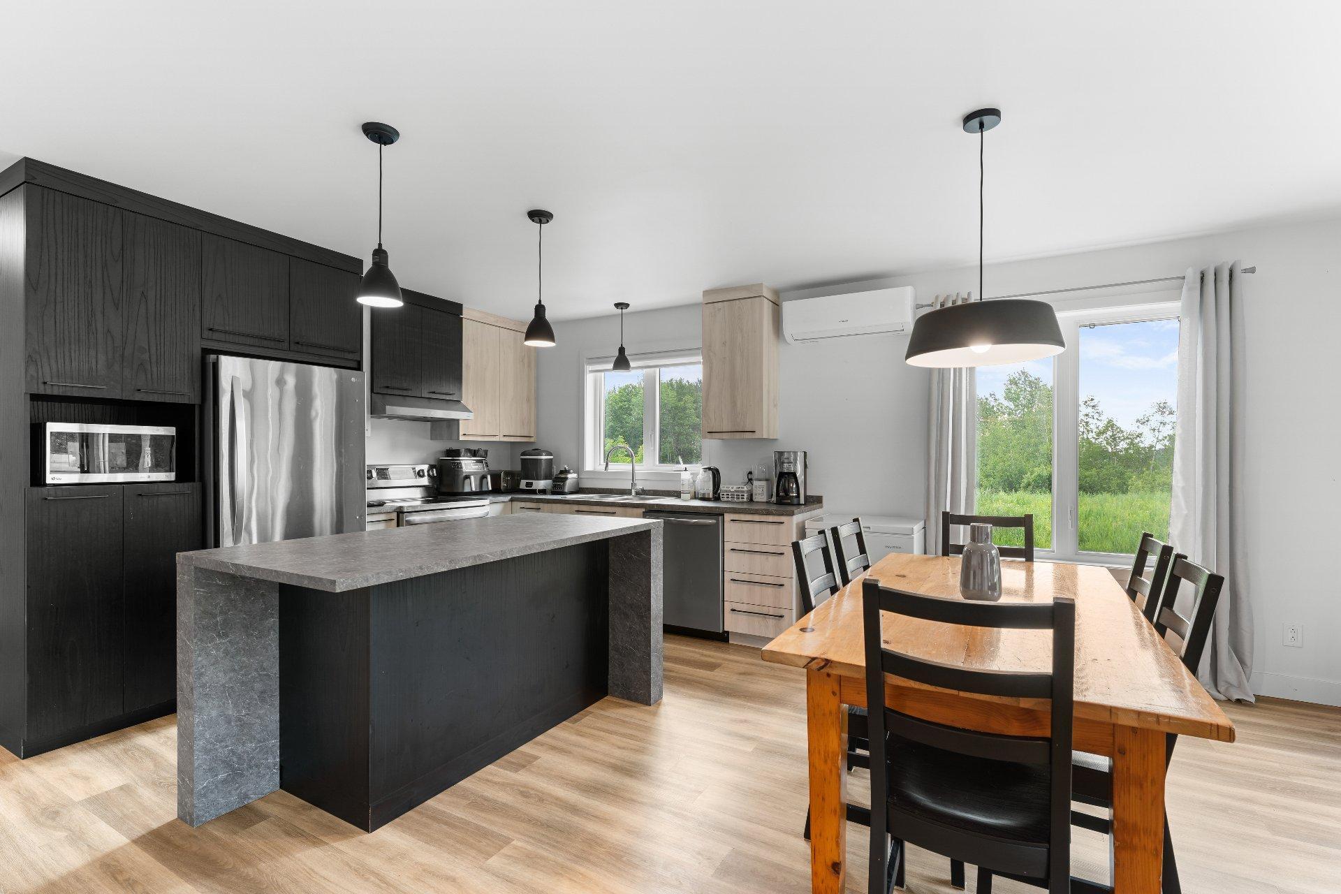 









124


Rue St-Pierre

, 2,
Saint-François-Xavier-de-Brompton,




QC
J0B2V0

