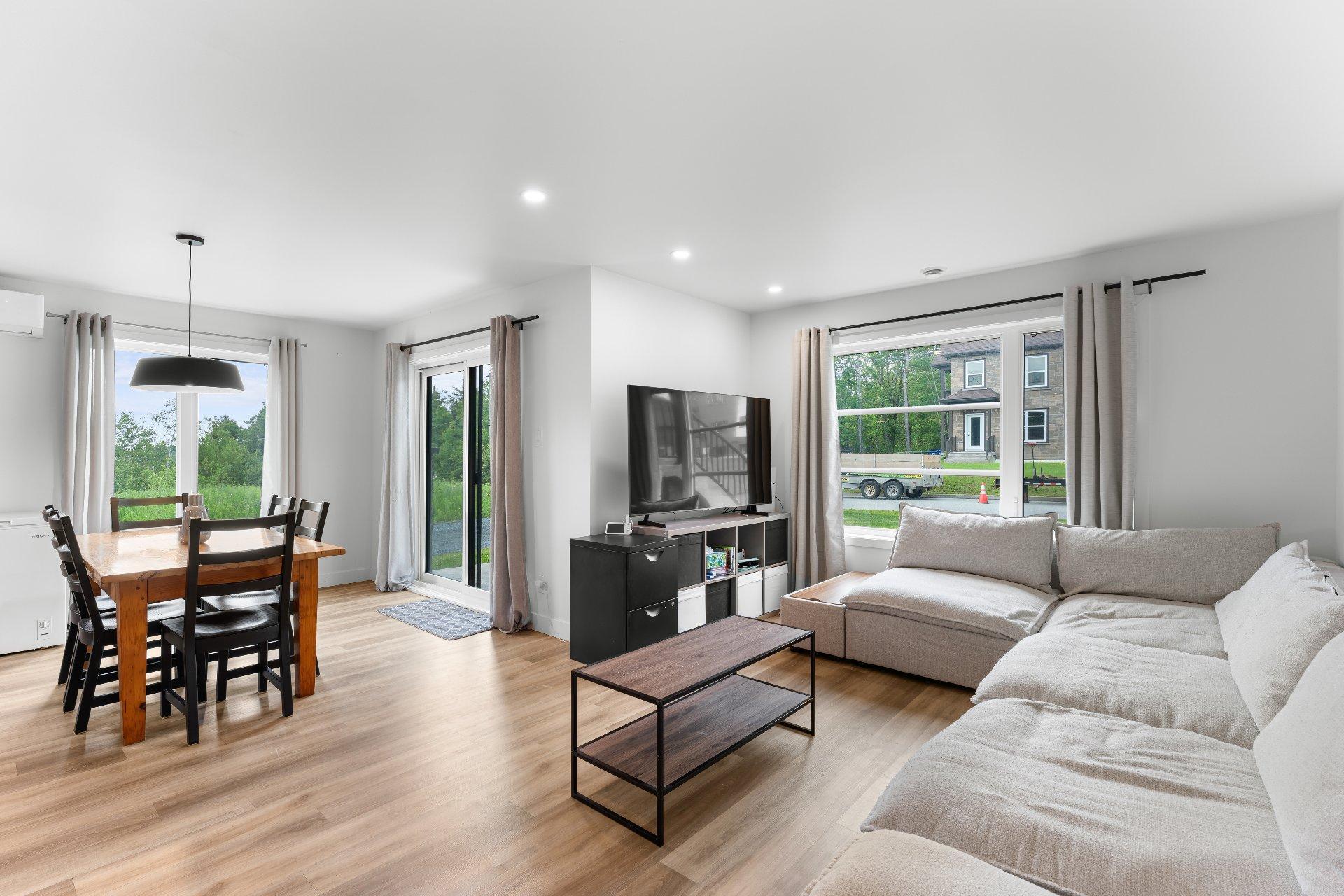 









124


Rue St-Pierre

, 2,
Saint-François-Xavier-de-Brompton,




QC
J0B2V0

