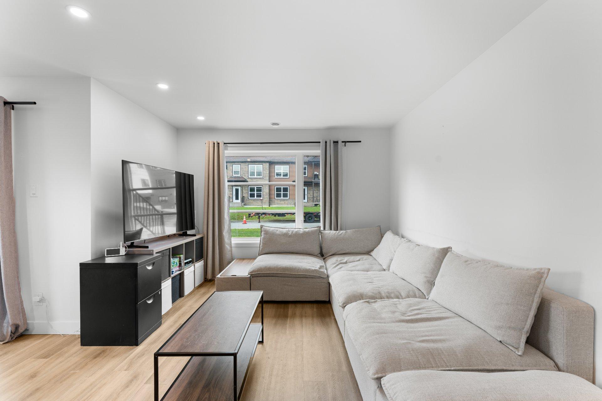 









124


Rue St-Pierre

, 2,
Saint-François-Xavier-de-Brompton,




QC
J0B2V0

