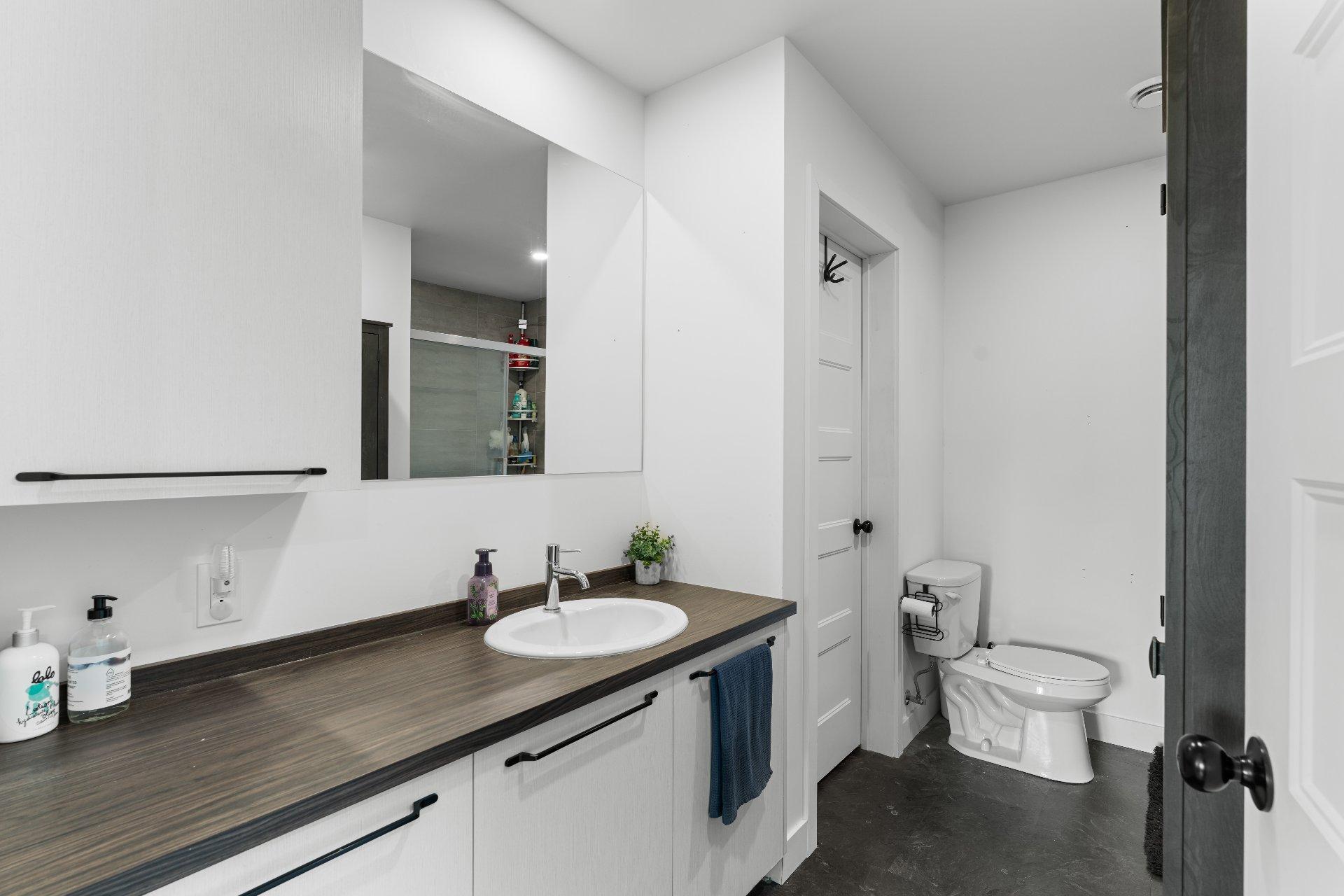 









124


Rue St-Pierre

, 2,
Saint-François-Xavier-de-Brompton,




QC
J0B2V0

