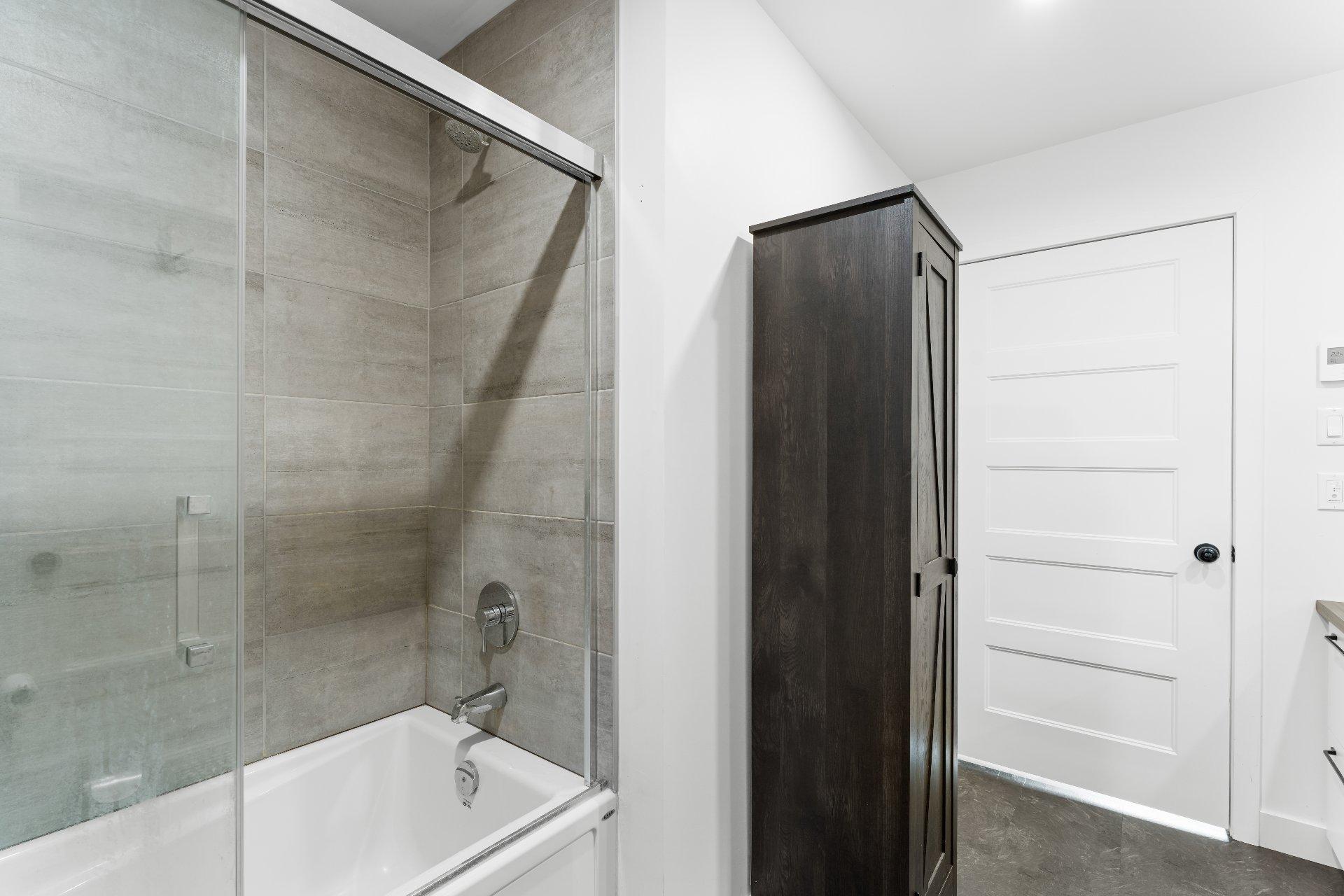 









124


Rue St-Pierre

, 2,
Saint-François-Xavier-de-Brompton,




QC
J0B2V0

