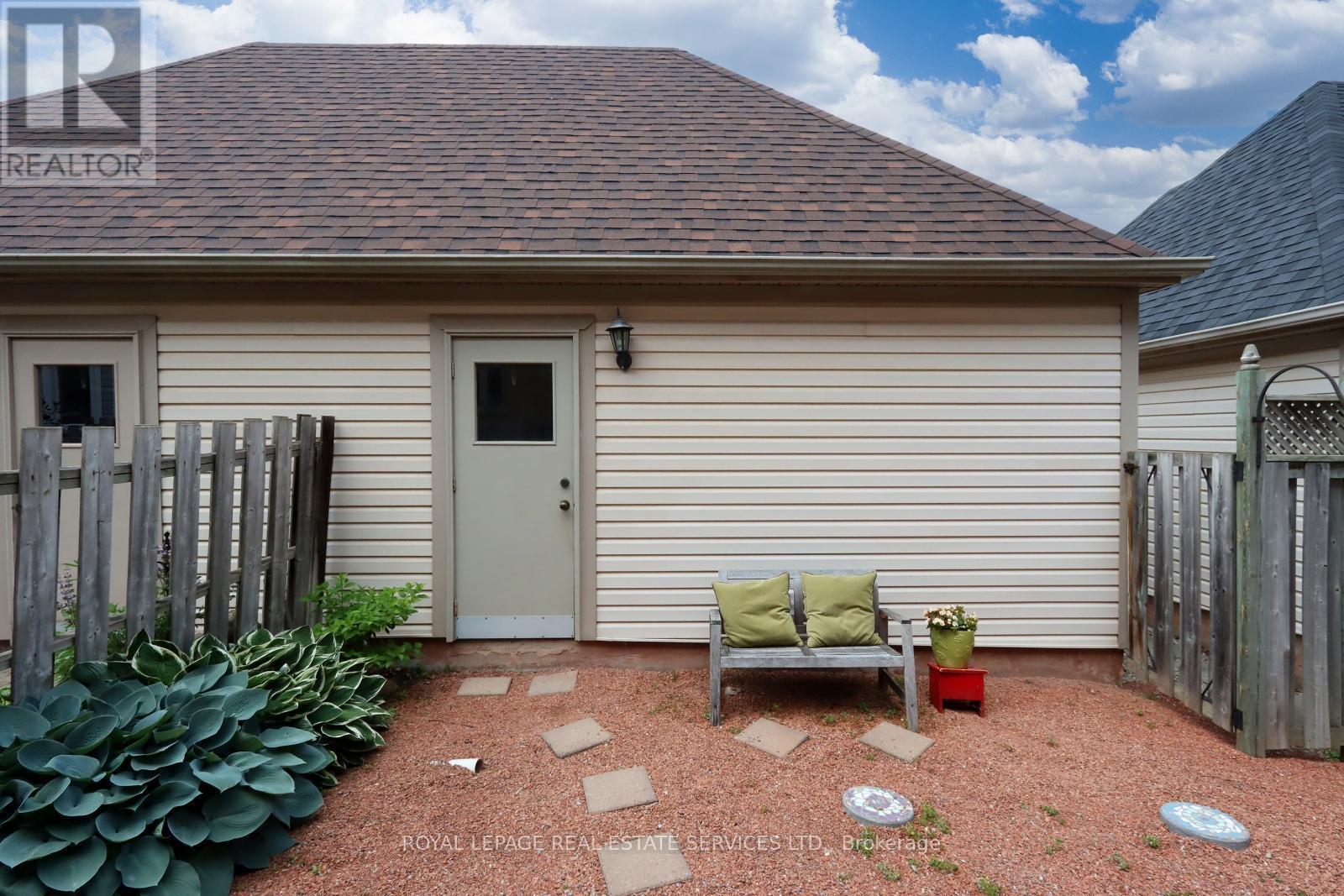 












195 GLENASHTON DRIVE

,
Oakville,




Ontario
L6H6M8

