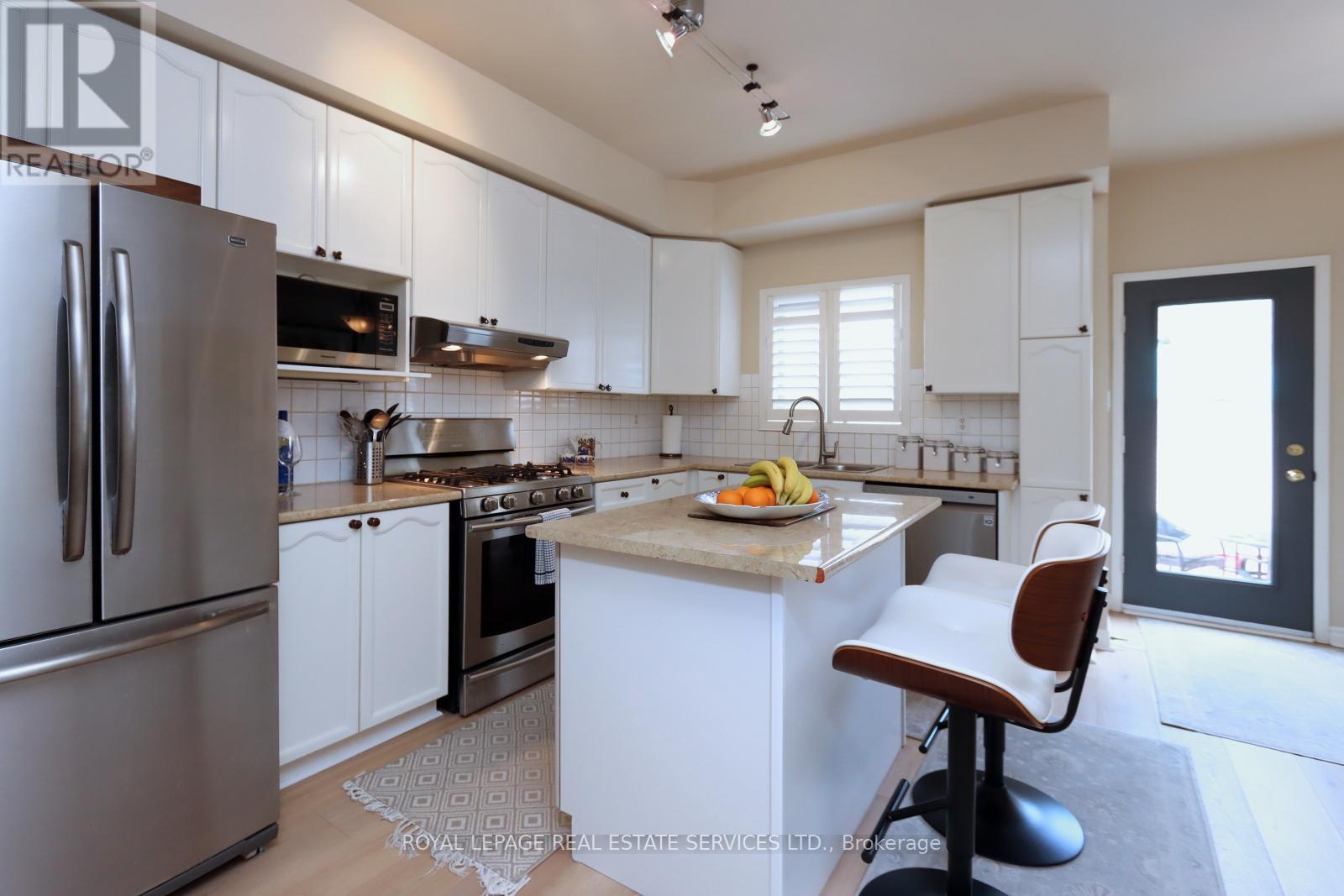 












195 GLENASHTON DRIVE

,
Oakville,




Ontario
L6H6M8

