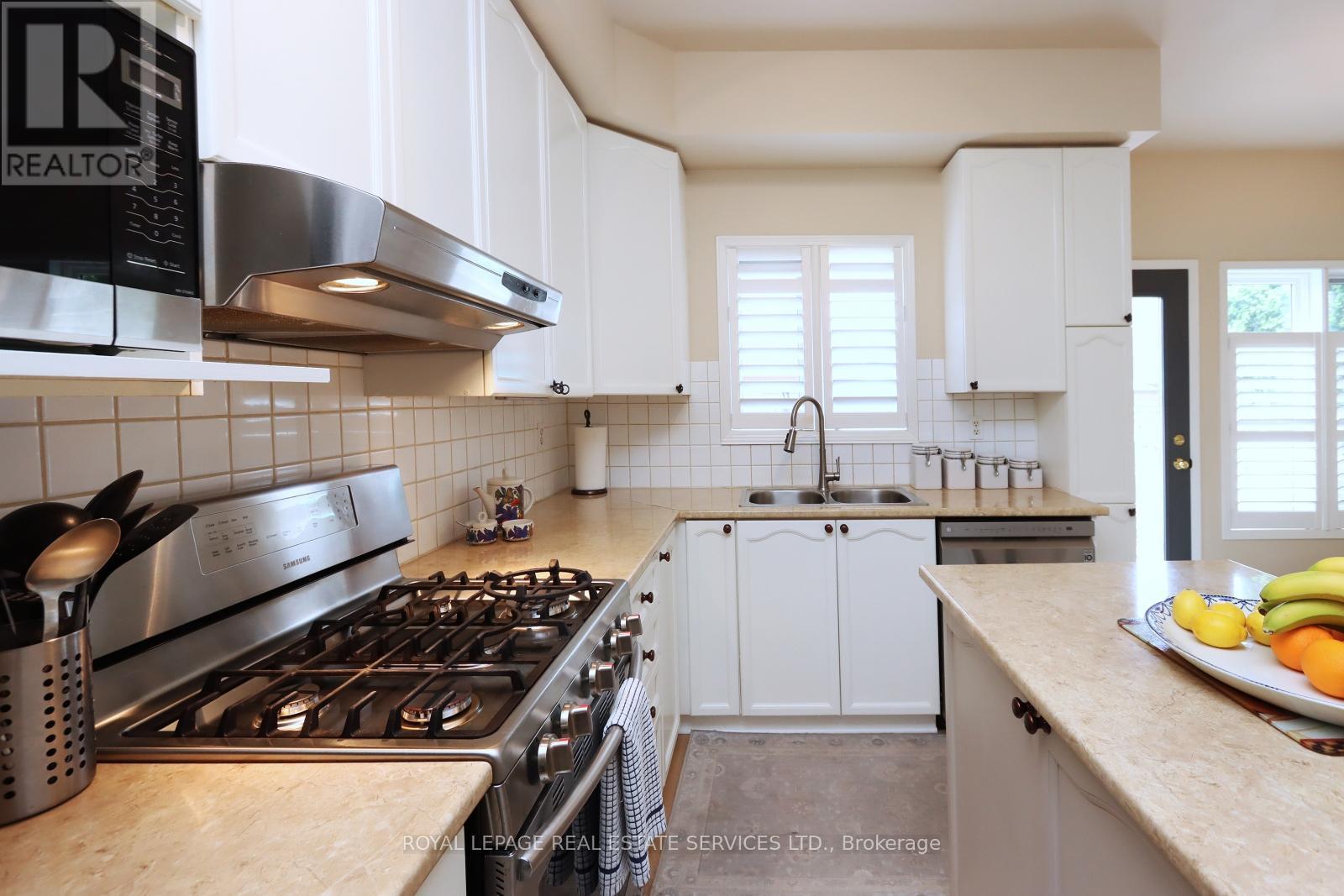












195 GLENASHTON DRIVE

,
Oakville,




Ontario
L6H6M8

