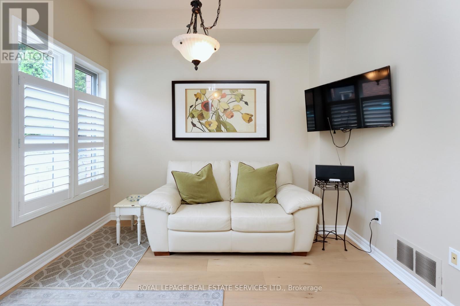 












195 GLENASHTON DRIVE

,
Oakville,




Ontario
L6H6M8

