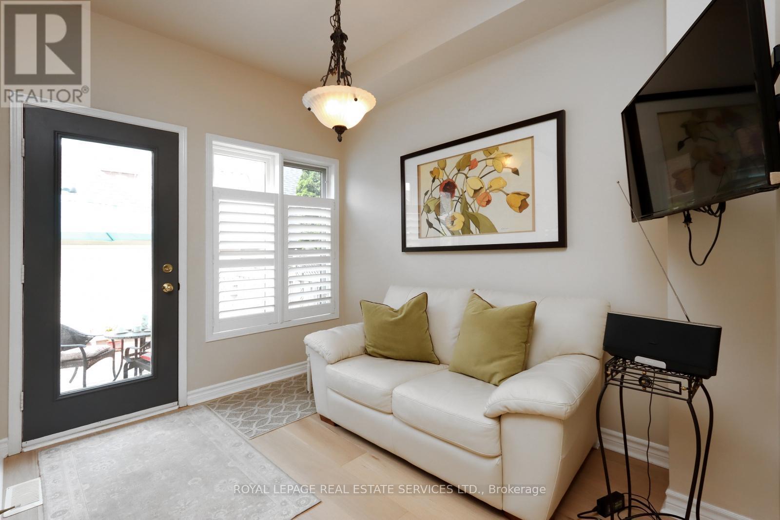 












195 GLENASHTON DRIVE

,
Oakville,




Ontario
L6H6M8


