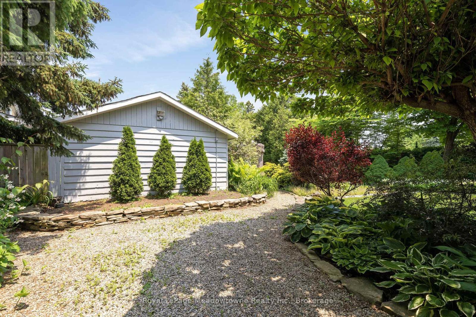 












24 DELREX BOULEVARD

,
Halton Hills (Georgetown),




Ontario
L7G3X7


