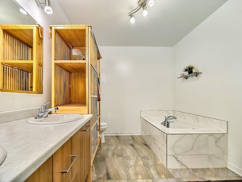 









309


Rue des Becs-Scie

,
Masson-Angers (Gatineau),




QC
J8M0C1

