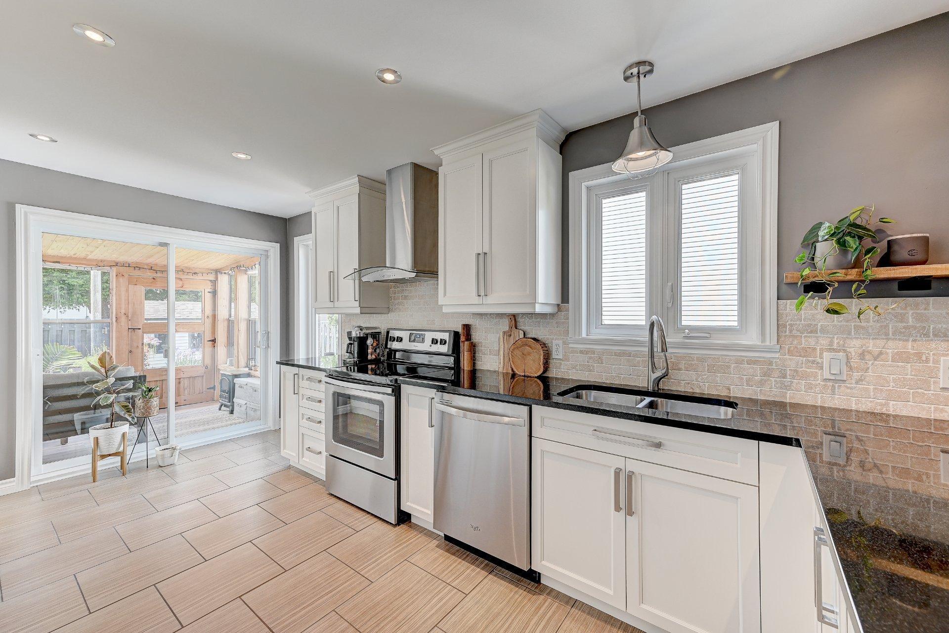 









280


Rue des Tulipes

,
Sainte-Catherine,




QC
J5C1N4

