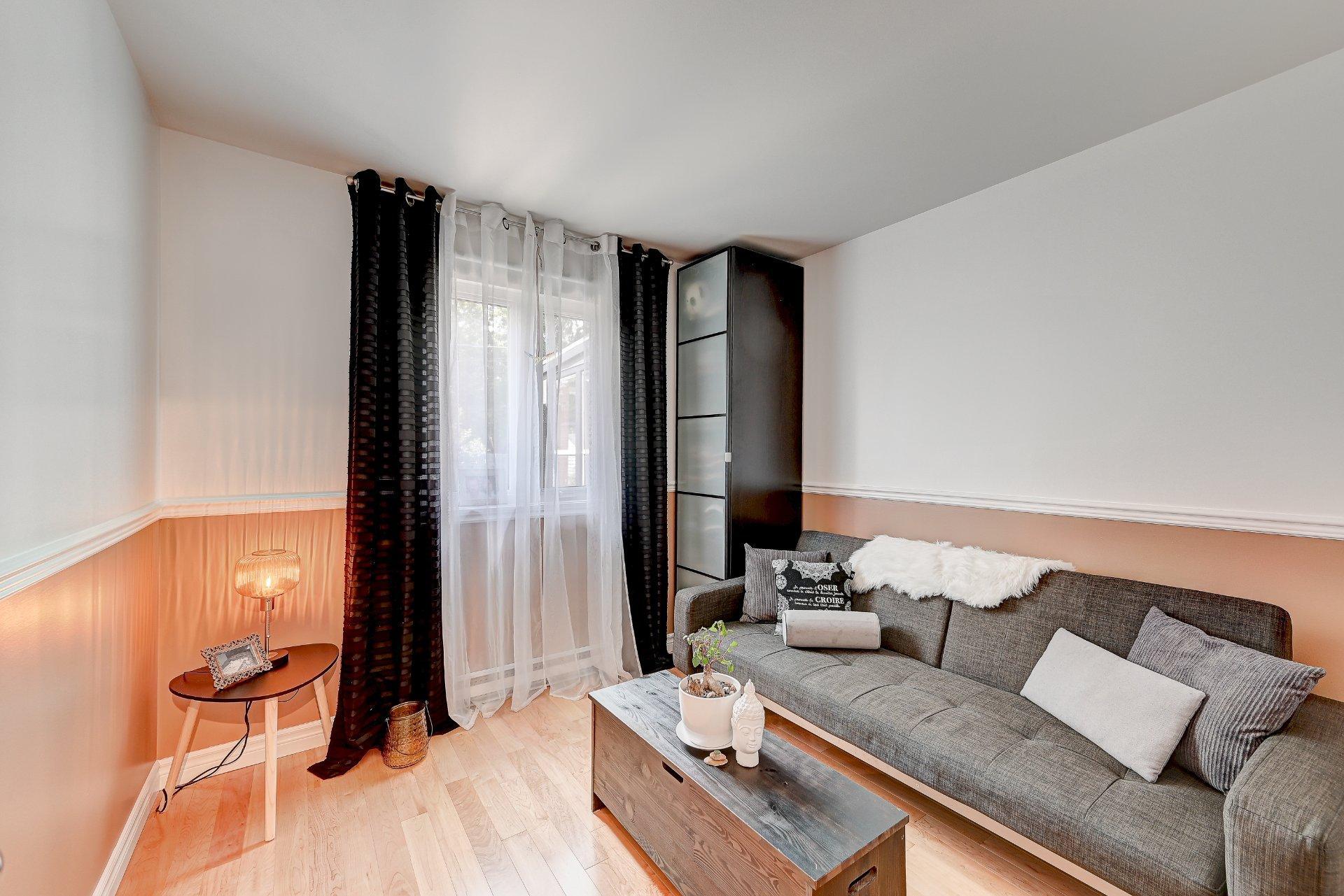 









280


Rue des Tulipes

,
Sainte-Catherine,




QC
J5C1N4

