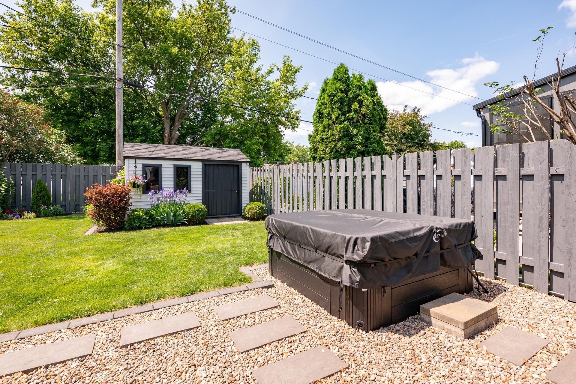 









280


Rue des Tulipes

,
Sainte-Catherine,




QC
J5C1N4

