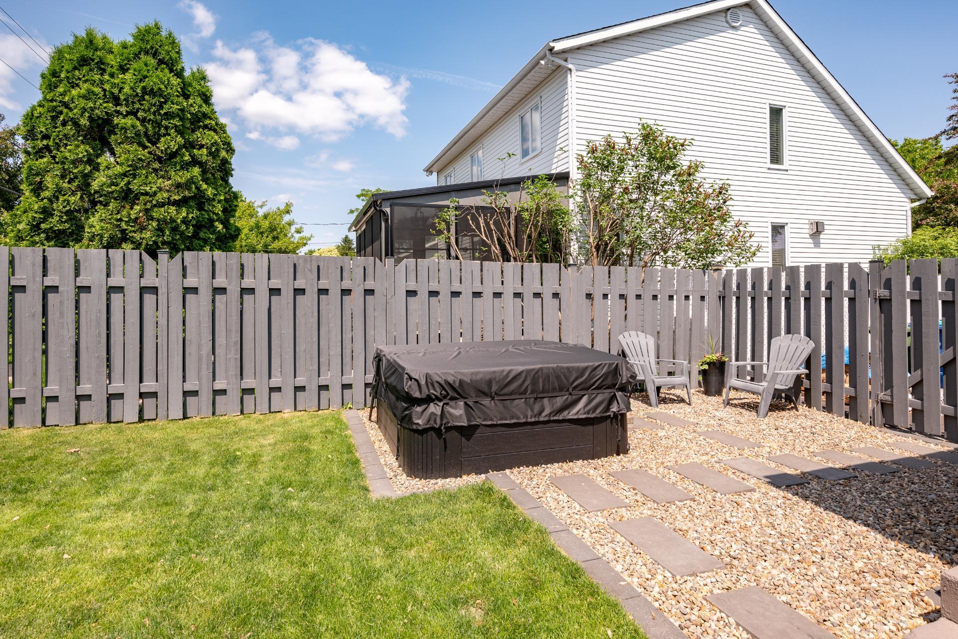 









280


Rue des Tulipes

,
Sainte-Catherine,




QC
J5C1N4

