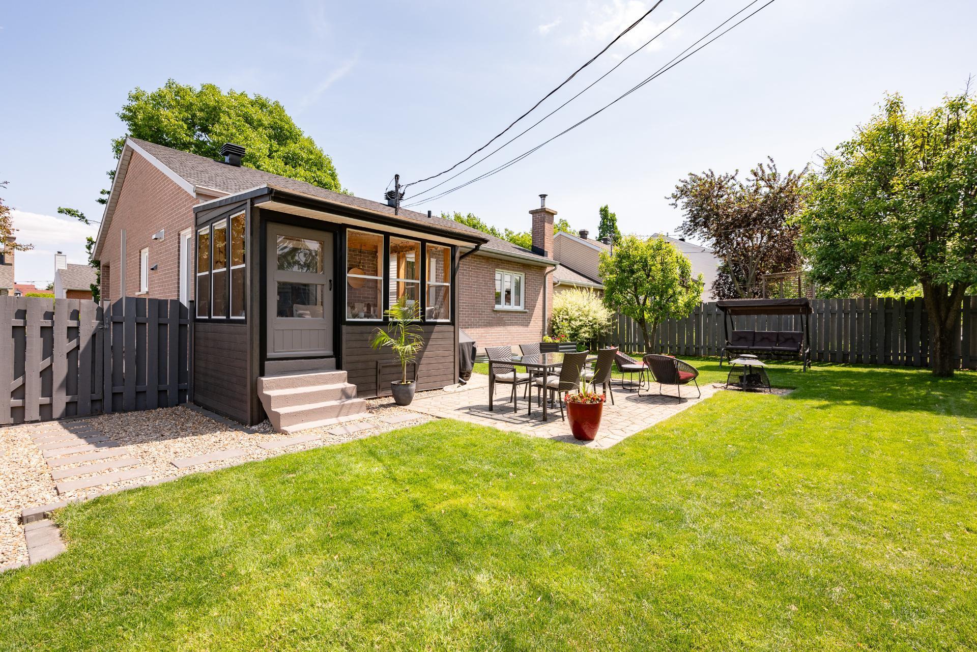 









280


Rue des Tulipes

,
Sainte-Catherine,




QC
J5C1N4

