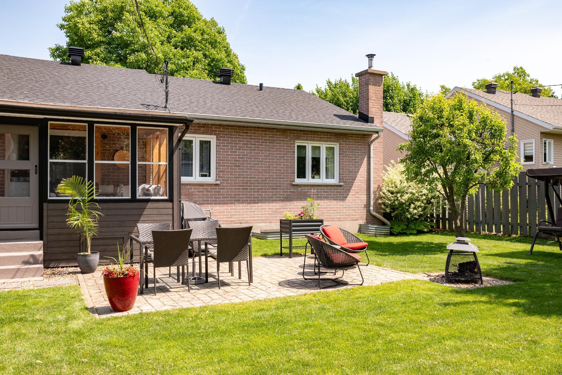 









280


Rue des Tulipes

,
Sainte-Catherine,




QC
J5C1N4

